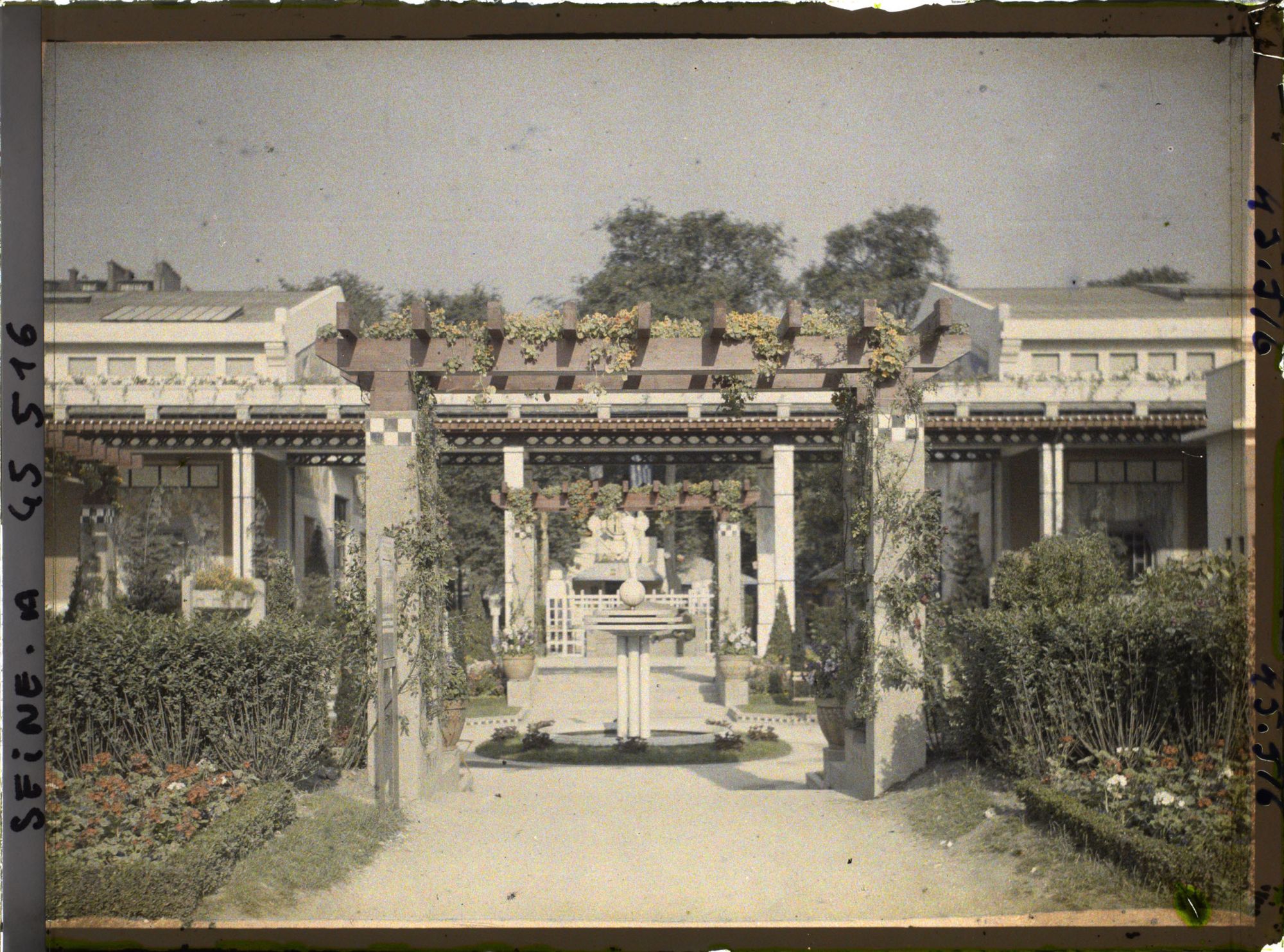 Image représentant L'Exposition des arts décoratifs, Jardin de Vacherot et Riousse sur l'esplanade des Invalides, entre le Pavillon de Mulhouse et Hôtel du Collectionneur