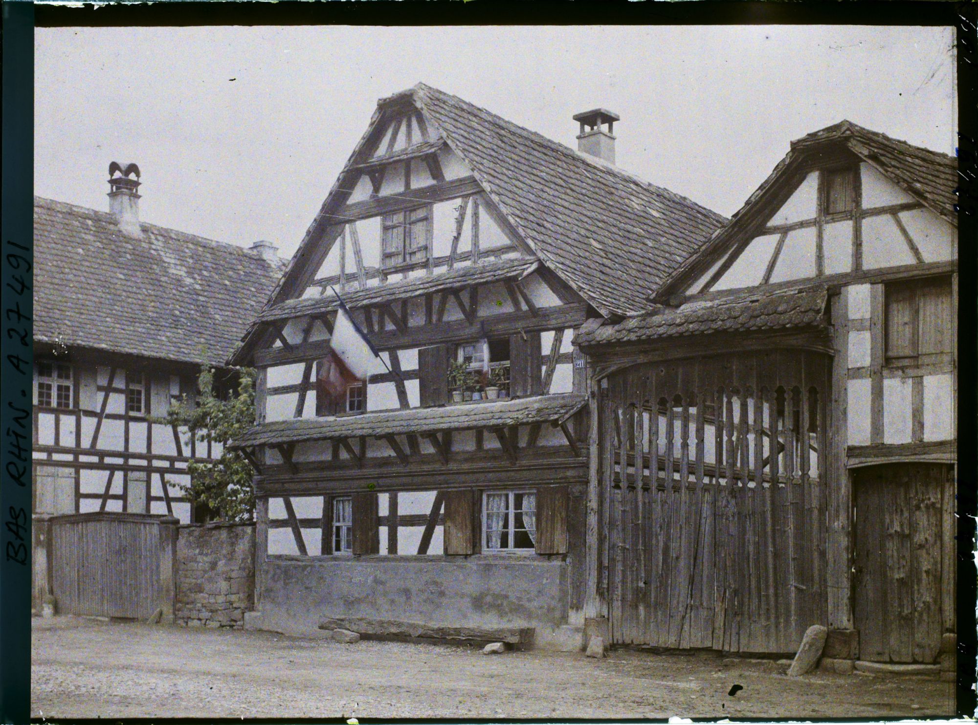 Image représentant France, Geispolsheim, Une ferme avec grand portail