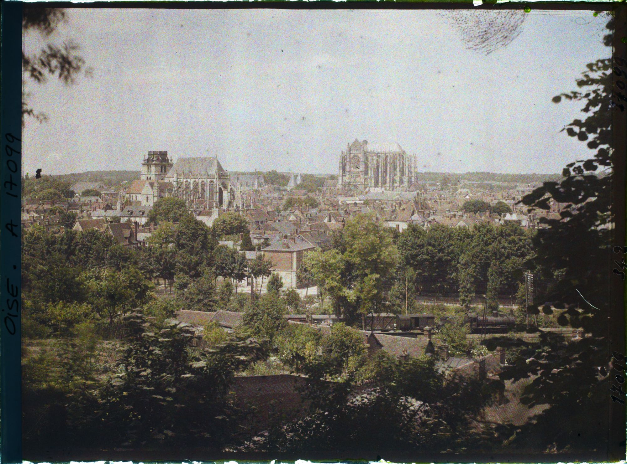 Image représentant France, Beauvais, Vue Générale de Beauvais, vue du Square du Réservoir, l'Eglise St Etienne et la Cathédrale