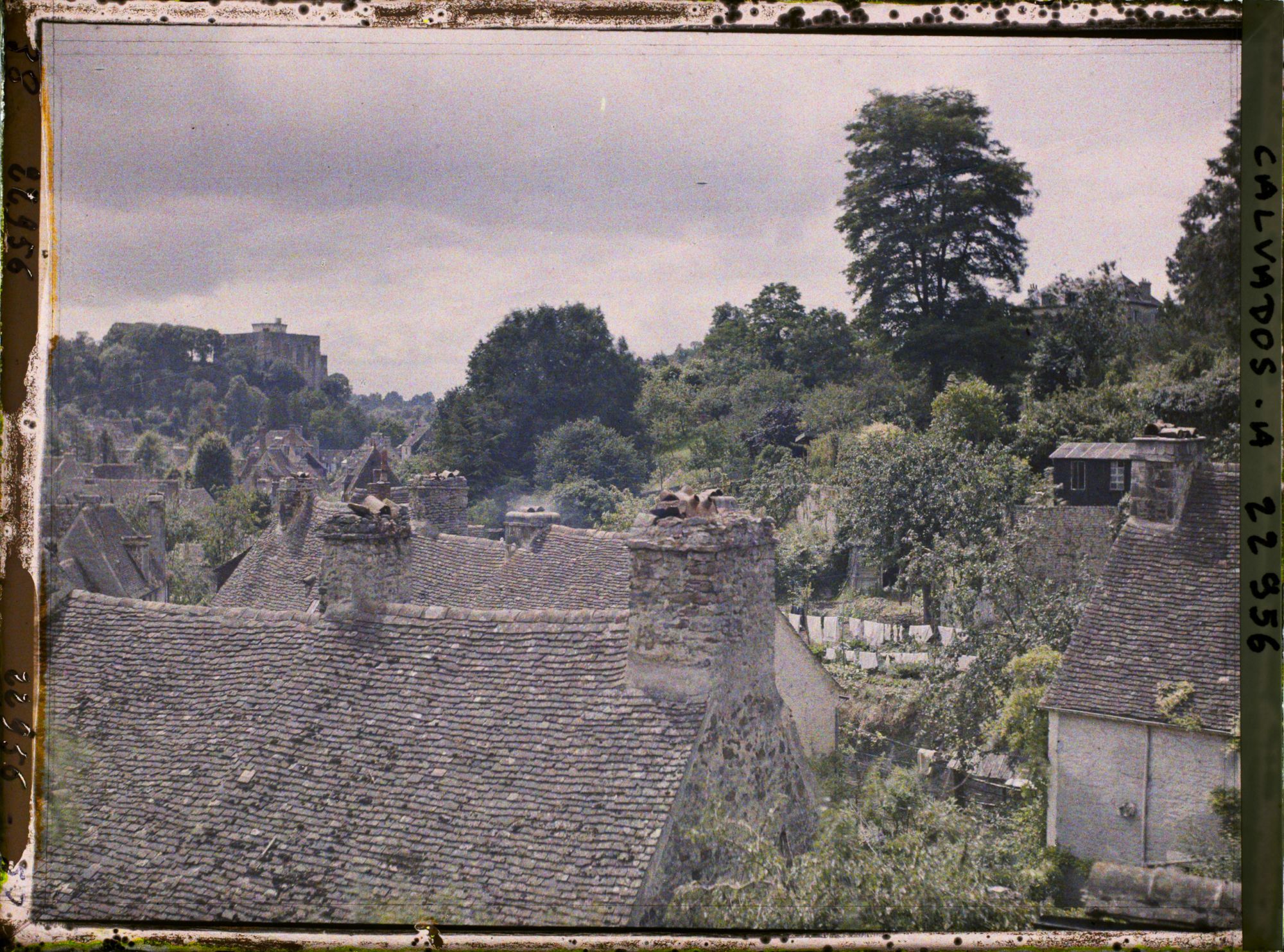 Image représentant Le Château vu de la route de Caen
