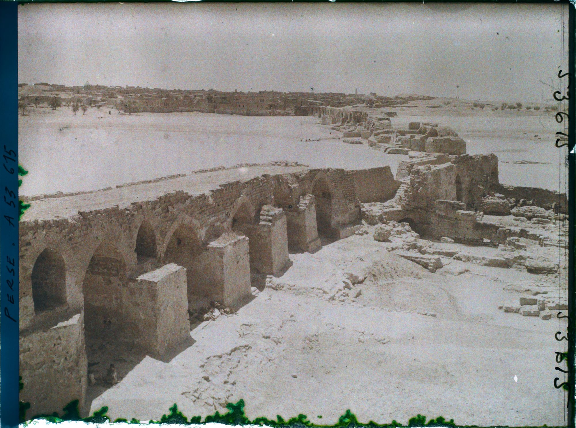 Image représentant Vestiges du Band-e Kaisar,pont-barrage sassanide (vers 260) sur le fleuve Karoun (550 mètres de large)