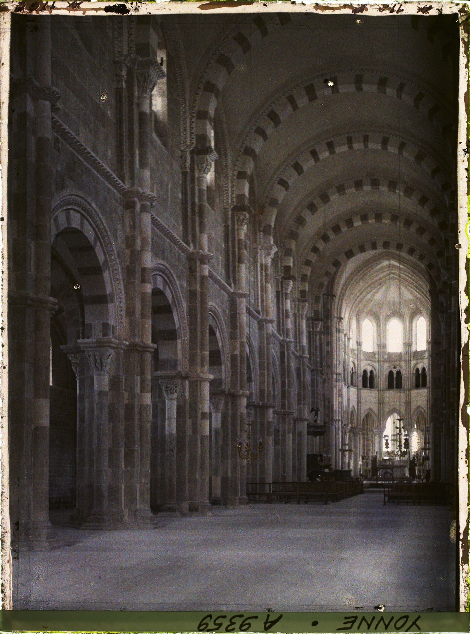 Image représentant France, Vézelay, L'ensemble de la nef centrale de la Madeleine, vue prise du narthex