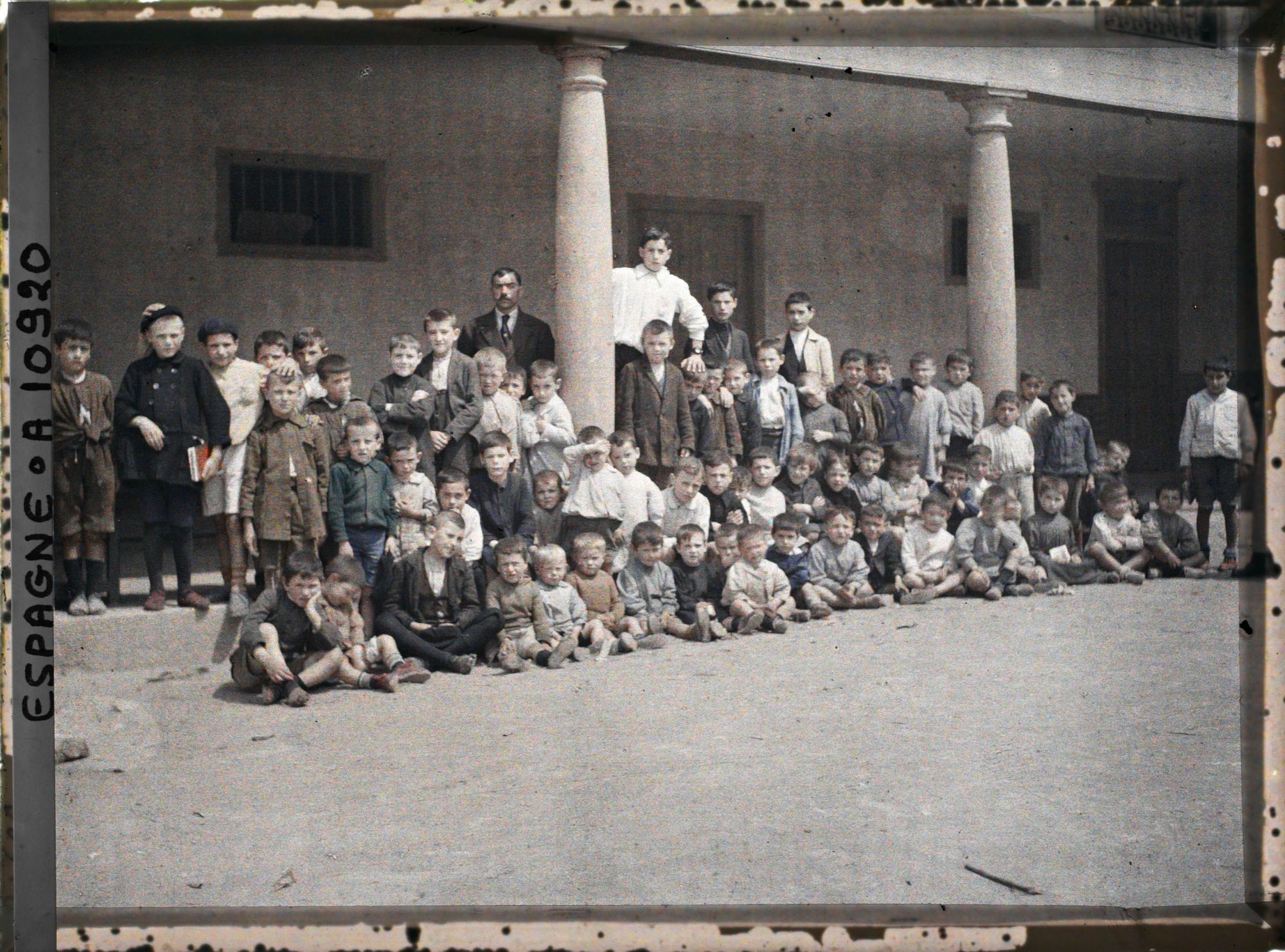 Image représentant Espagne, Oviedo, Les Gosses de l'Ecole de Santullano (beaucoup de blonds rubios)