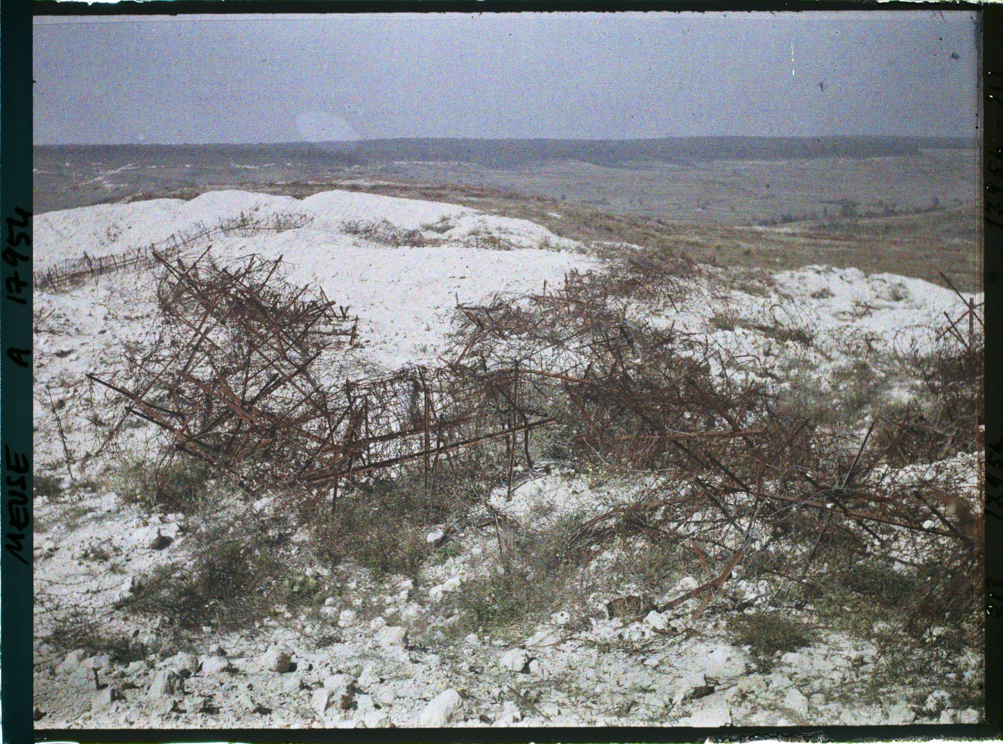Image représentant France, Sur la Crête des Eparges, Trou de mine : au fond la tranchée de Calonne