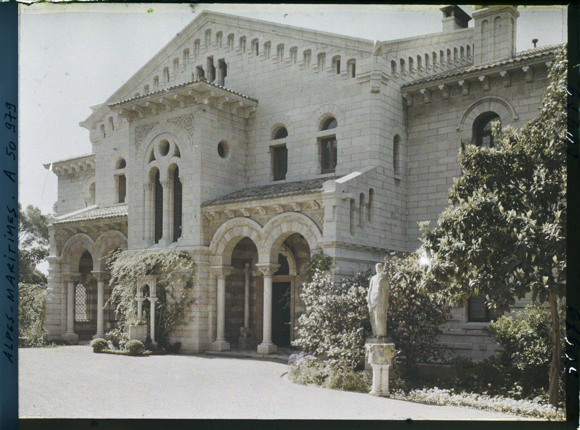 Image représentant La façade nord de la villa Cypris, côté rue, vue en direction du sud-est