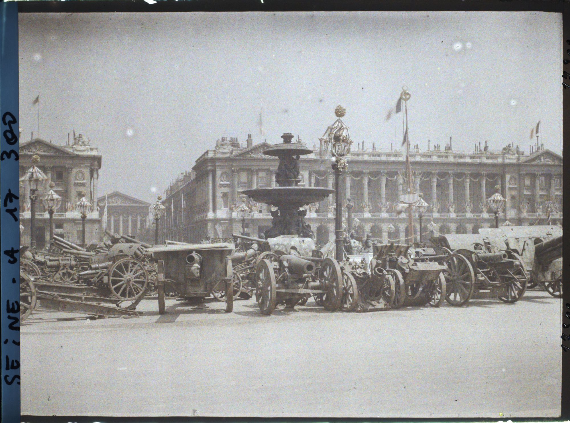 Image représentant Canons et décorations place de la Concorde et rue Royale pour les fêtes de la Victoire des 13 et 14 juillet