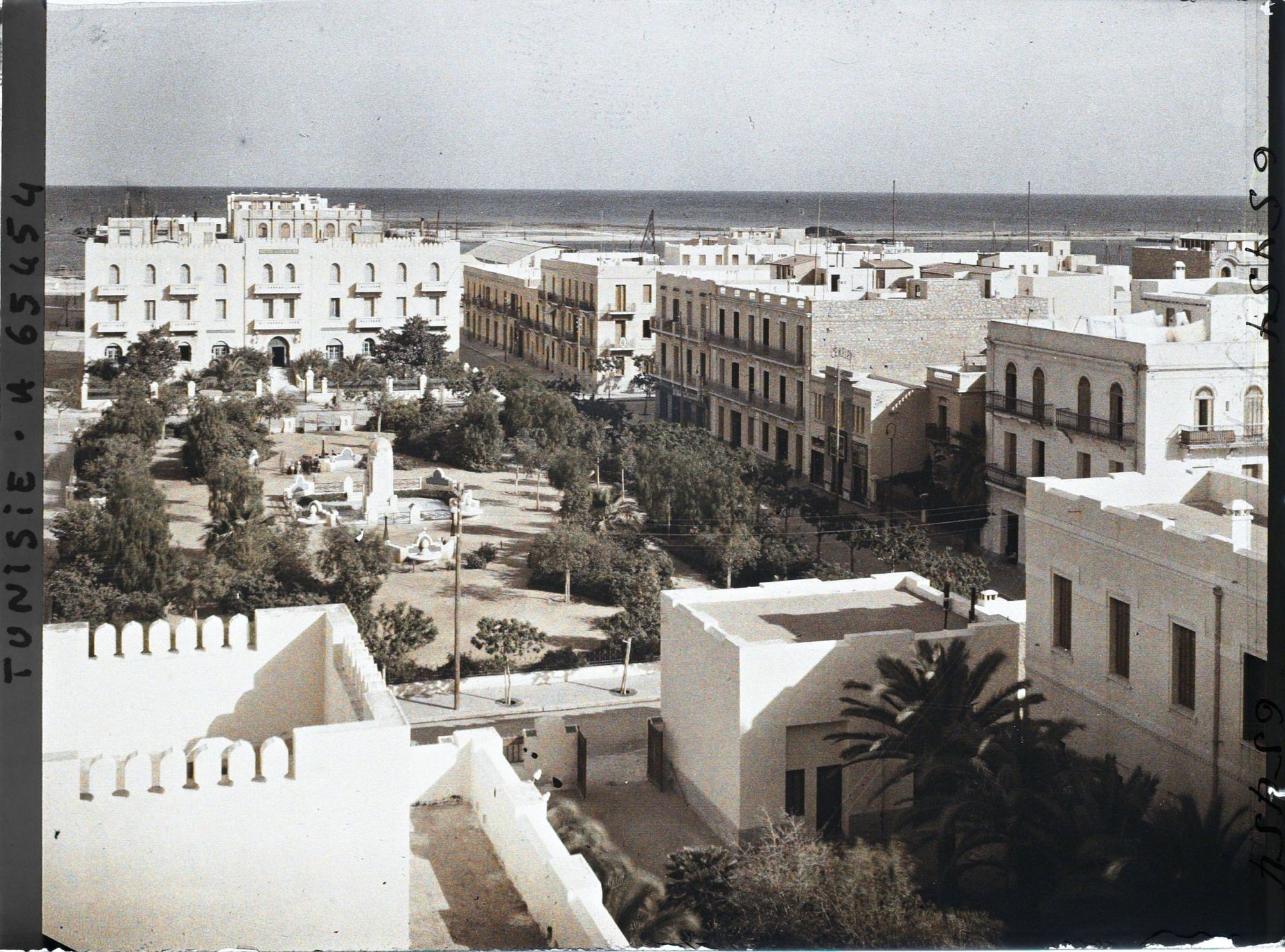 Image représentant La place Paul Bourde vue depuis la terrasse de l'Hôtel de ville