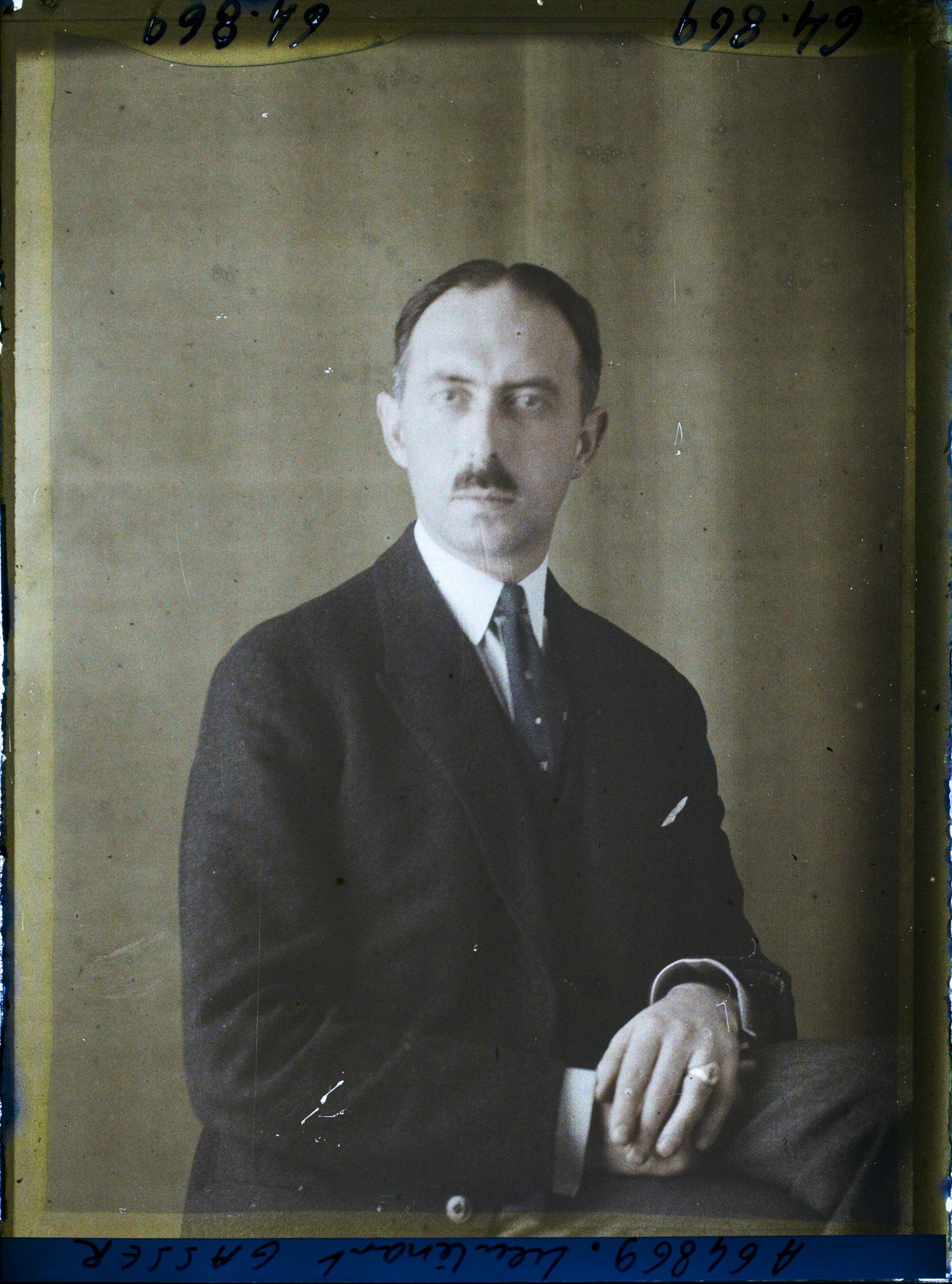 Image représentant https://musee-albert-kahn.s-museum.fr/home/NWQ2OTAwYzNmYjZlZTk1ZWQwODJmMjY4L2dlbmVyaWMtbm90aWNlLXRhYi9hdXRob3JpdHkvNjE3YTc5ZjVjZjhiODk2OGIzMzM3ZDIx/5d6900c3fb6ee95ed082f268/generic-notice-tab/authority/617a79ebcf8b8968b3336d88 Le Lieutenant Gasser