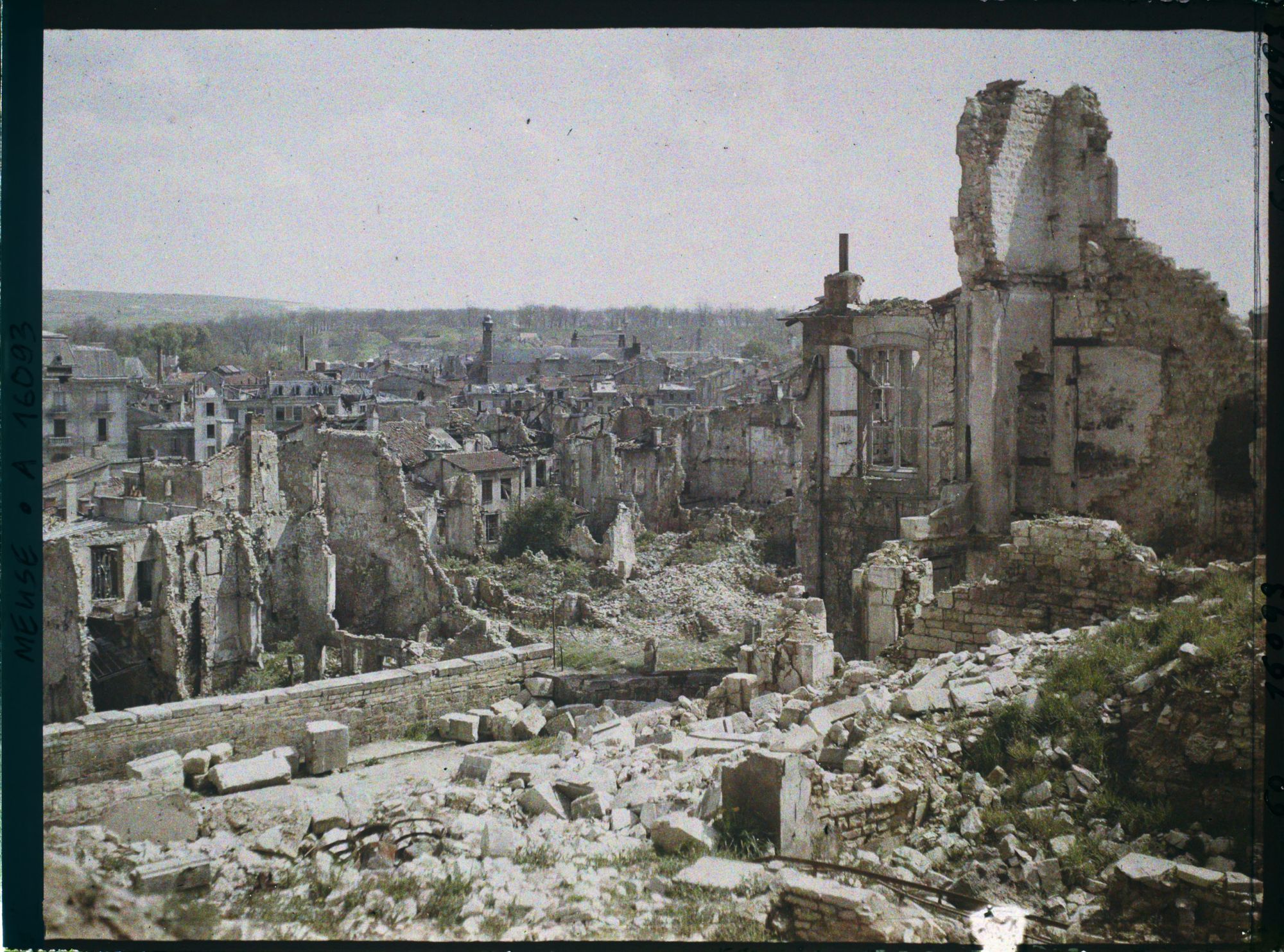 Image représentant France, Verdun, Ruines, Vue prise vers le Théâtre de la Place de la Magdeleine