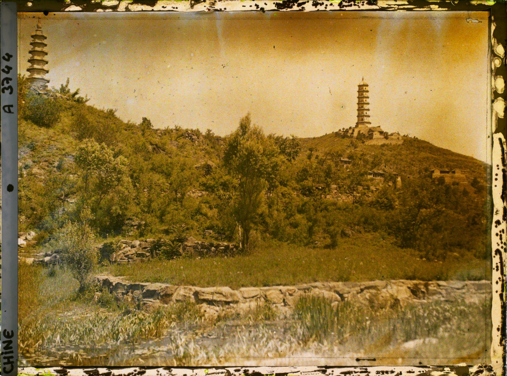 Image représentant Au pied de Yuquanshan (" montagne de la Source de Jade ")