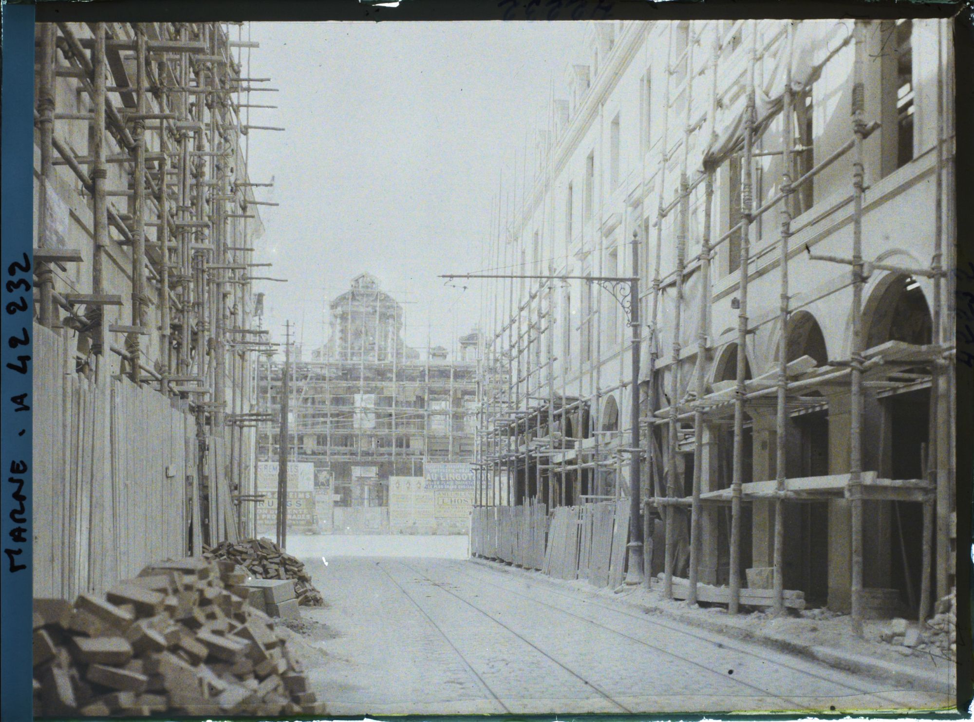Image représentant France, Reims, La rue Colbert et l'Hôtel-de-Ville