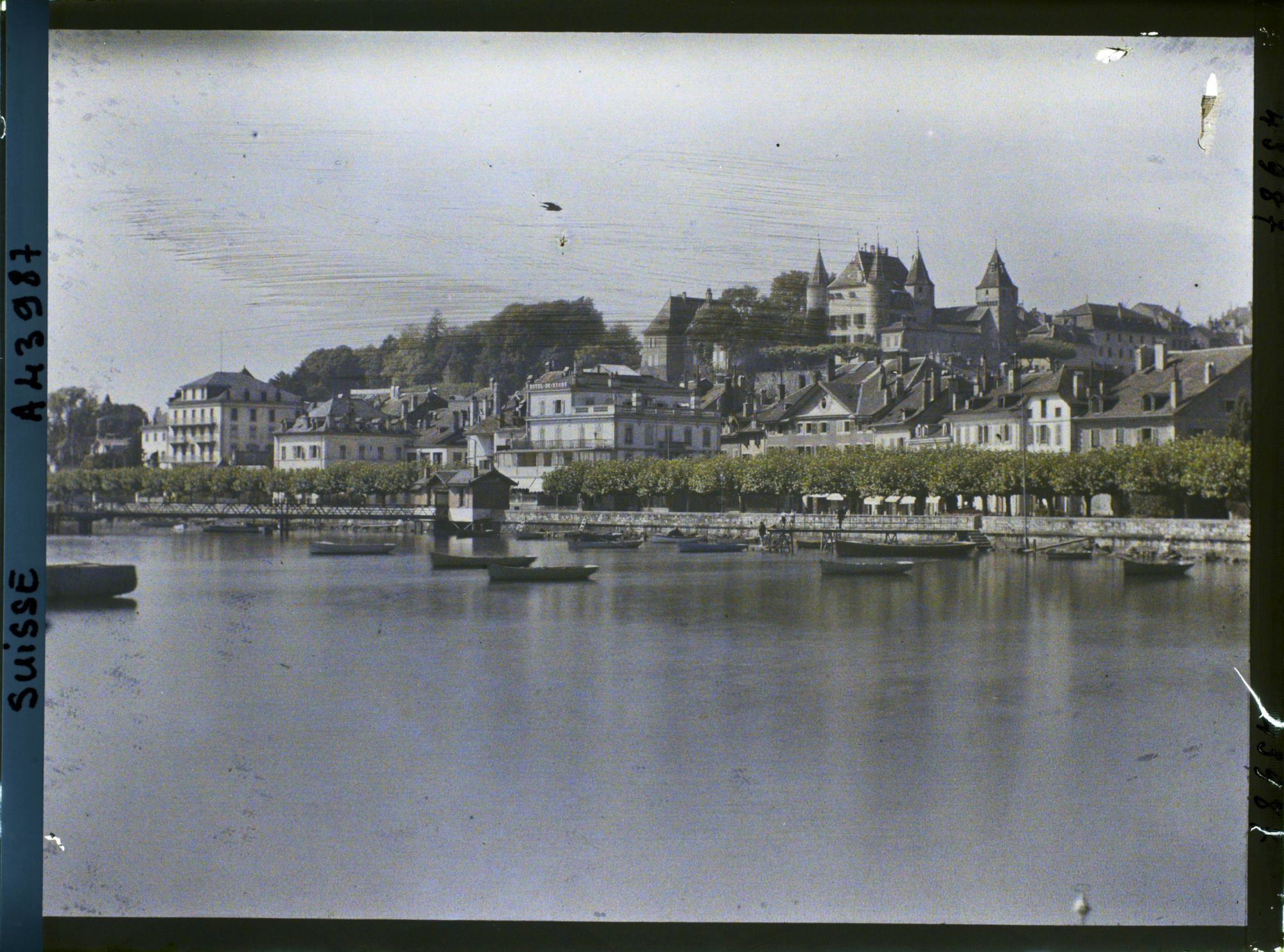 Image représentant Panorama sur Nyon, le château de Nyon, la place du Molard et le Léman depuis la jetée de l'Asse