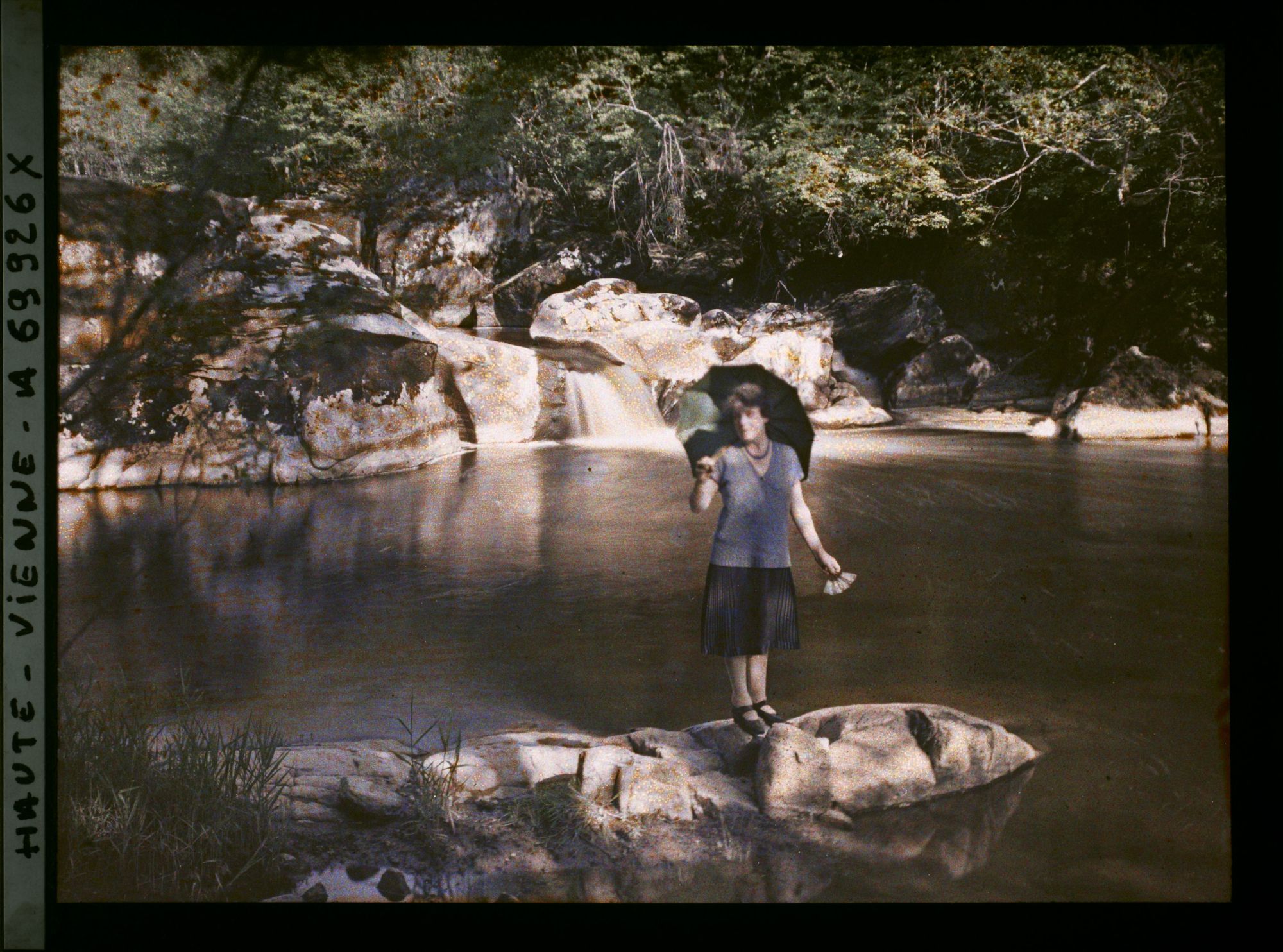Image représentant Une femme posant au Saut de La Brame