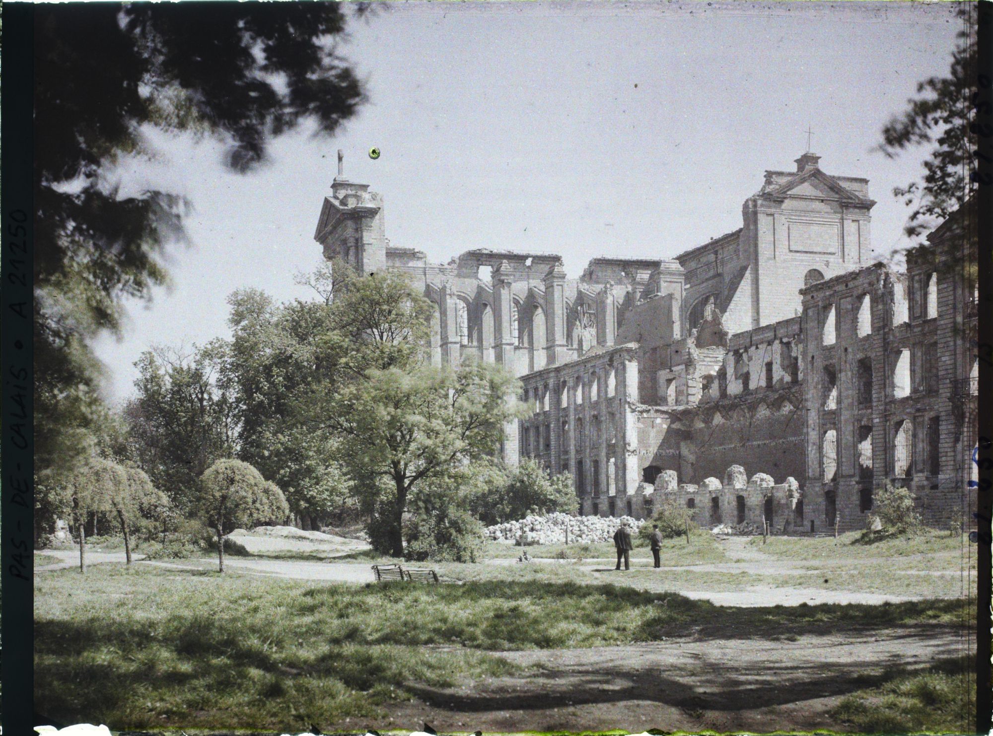 Image représentant France, Arras, Nouvel aspect : Évêché et Cathédrale