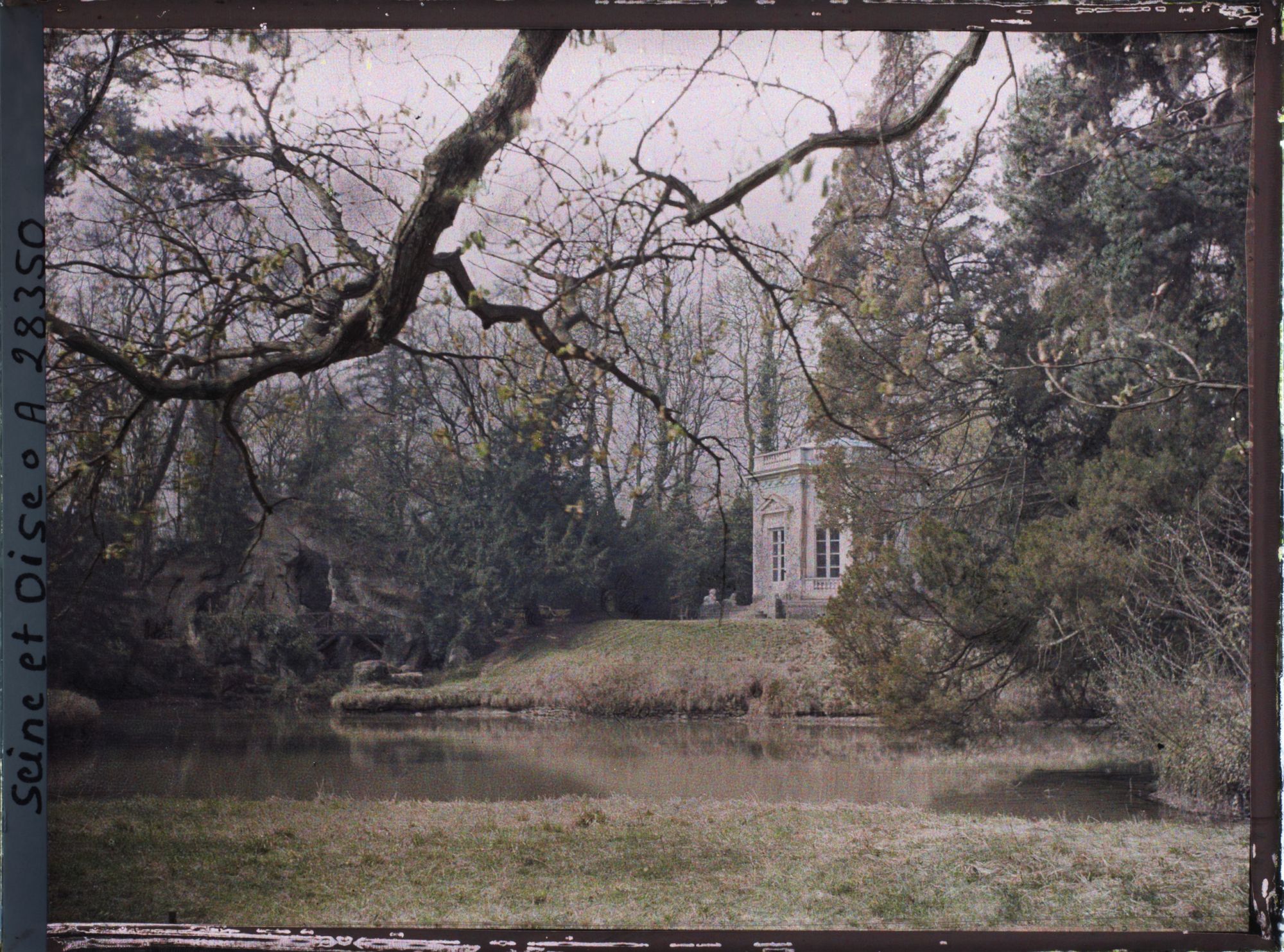 Image représentant Le Grand rocher et le Belvédère dans le Jardin anglais du Petit Trianon
