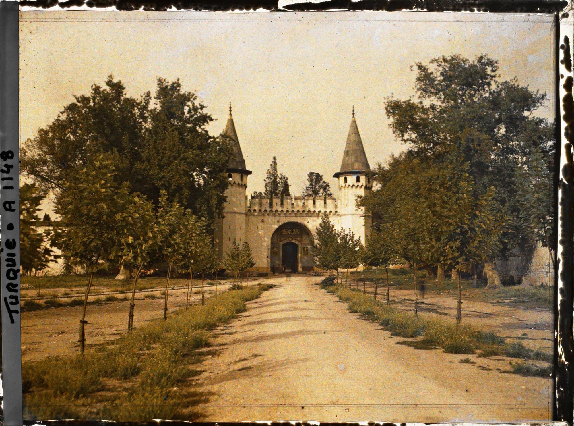Image représentant Bab-us-Selam (" Porte du Salut ") ou Ortakapi (" Porte du Milieu ") du Topkapi-Sarayi (" Palais de la Porte-du-Canon ")