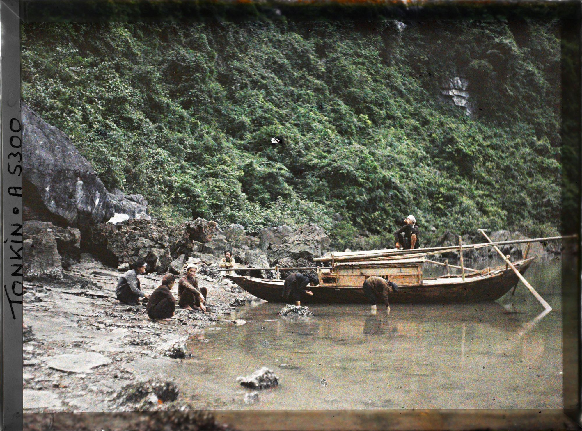 Image représentant Une embarcation et ses occupants au pied du rocher de la " Grotte des Merveilles "