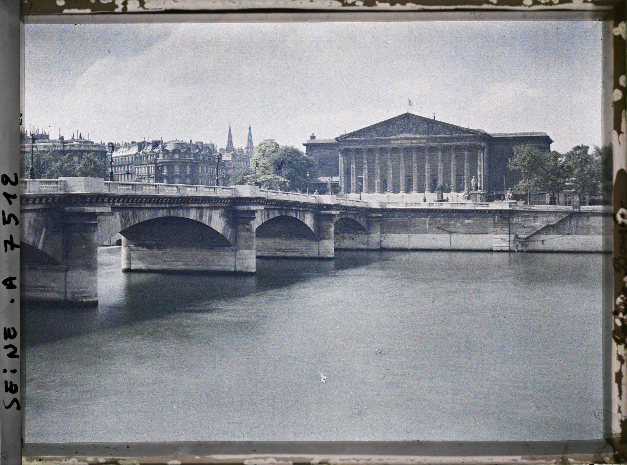 Image représentant Le Palais-Bourbon et le pont de la Concorde vus du Cours-la-Reine