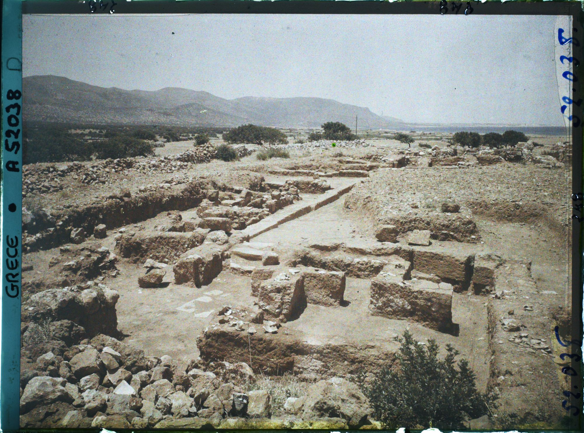 Image représentant La partie sud des ruines du Palais et la baie de Mallia au fond