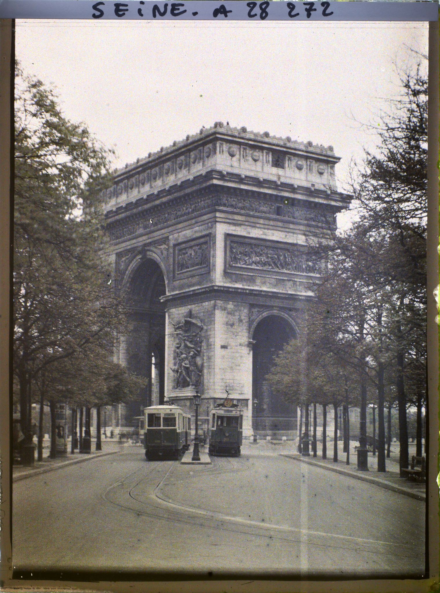 Image représentant L'Arc de Triomphe vu de l'avenue Hoche