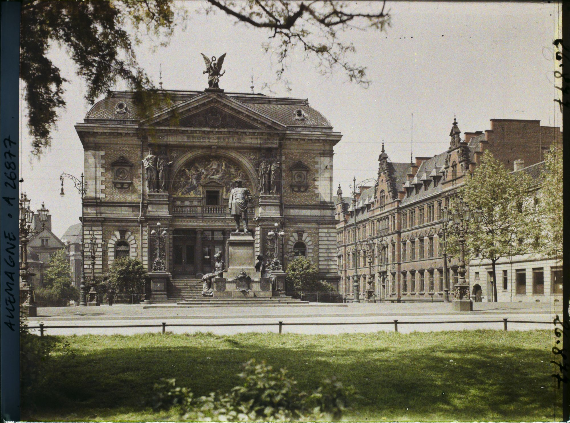 Image représentant Allemagne, Düsseldorf, Occupation Française Hindenburg Wall, Statue de Bismarck et Kunst Halle