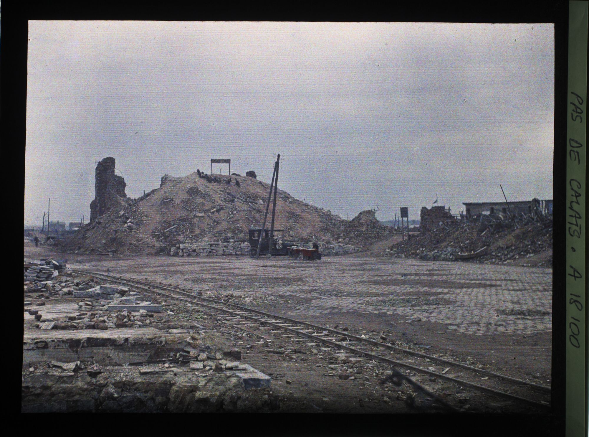 Image représentant France, Lens, La Place : au fond l'Eglise