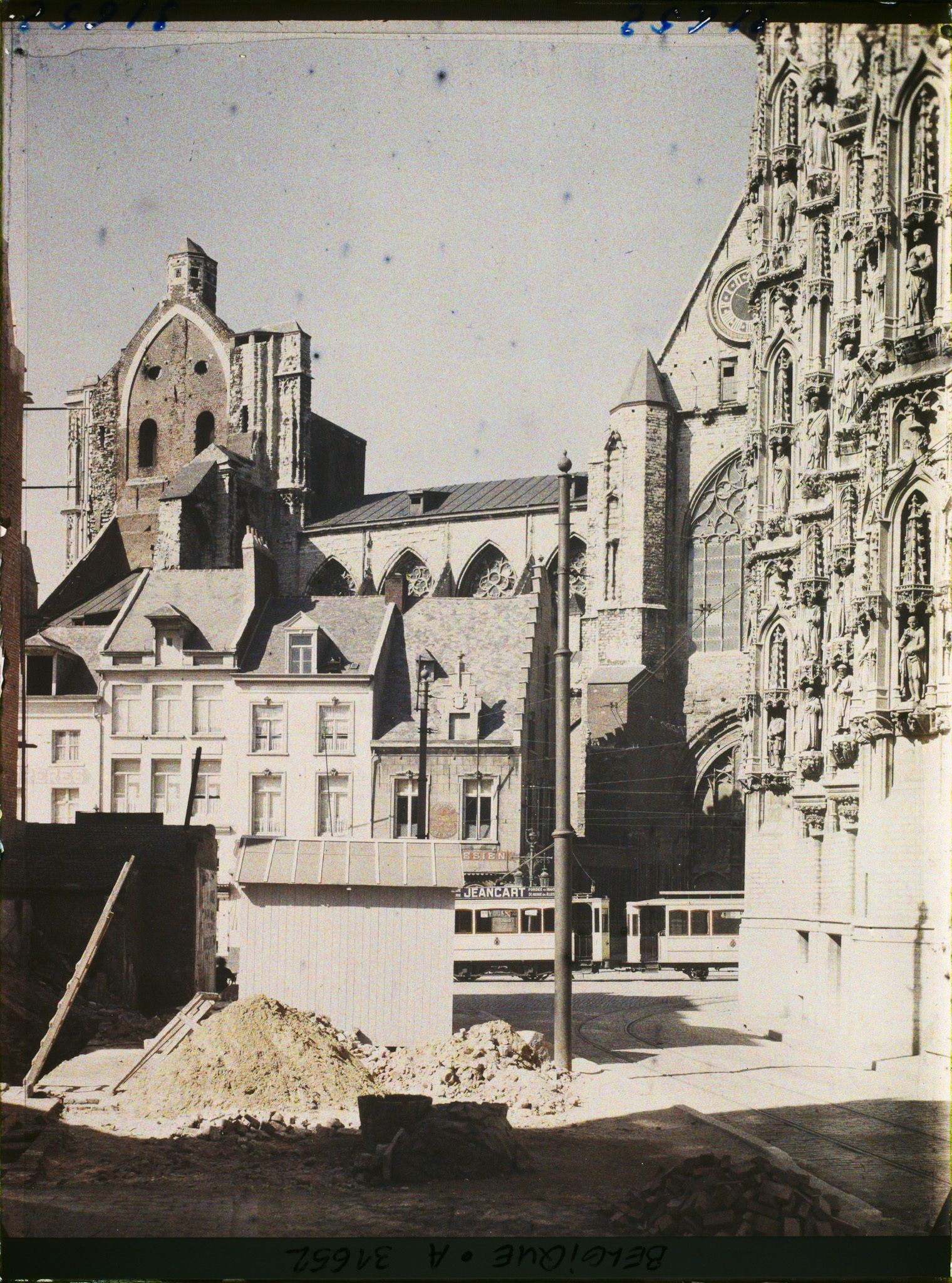 Image représentant Belgique, Louvain, St Pierre, Vieilles Maisons et angle de l'Hôtel de Ville