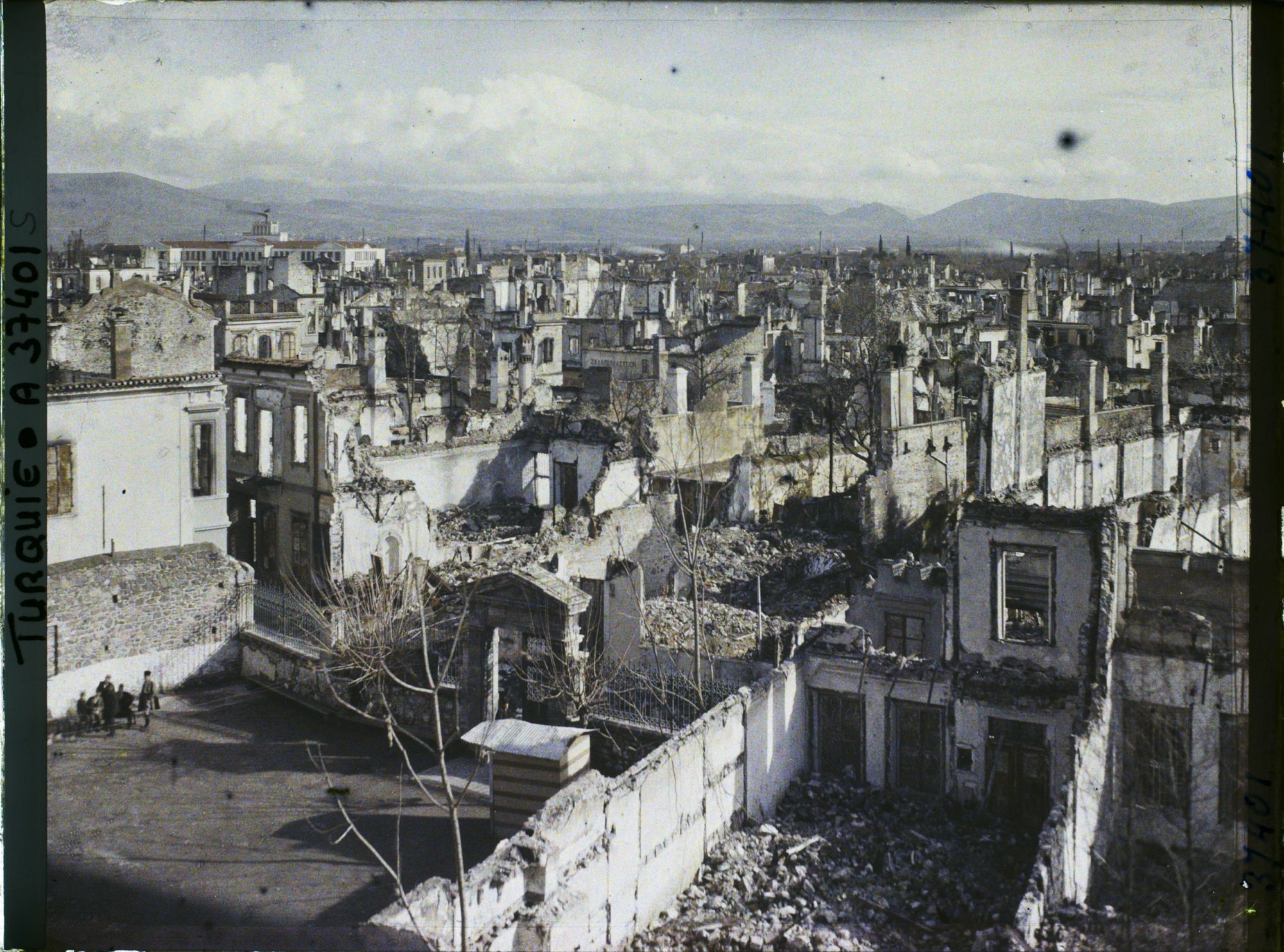 Image représentant Turquie, Smyrne, Incendie de Smyrne en Septembre 1922, Vue gle sur les Quartiers Grec, Italien et Arménien