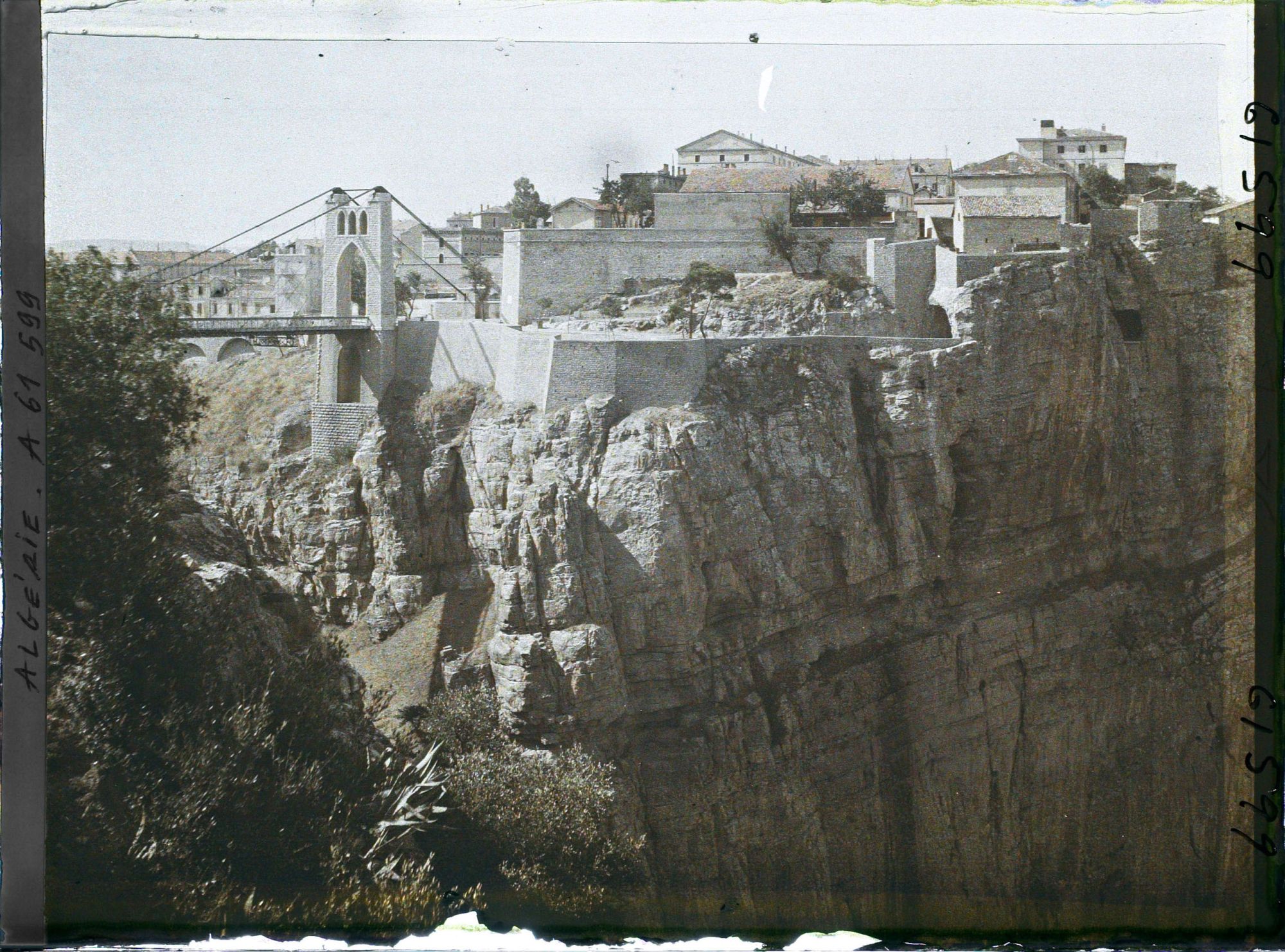 Image représentant Le pont de Sidi M'Cid reliant la Médina à l'hôpital civil