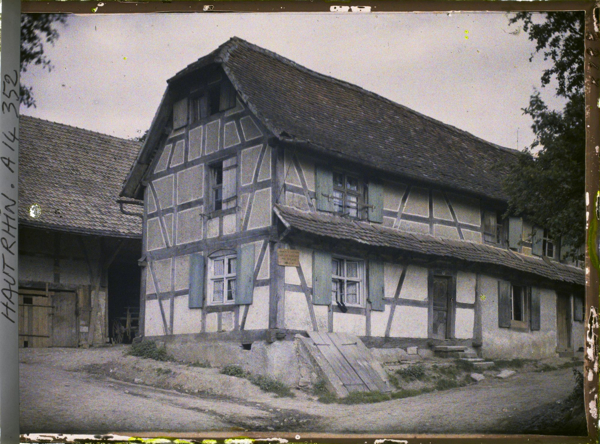 Image représentant Alsace, Mertzen, Une maison avec un écriteau pour les Gaz