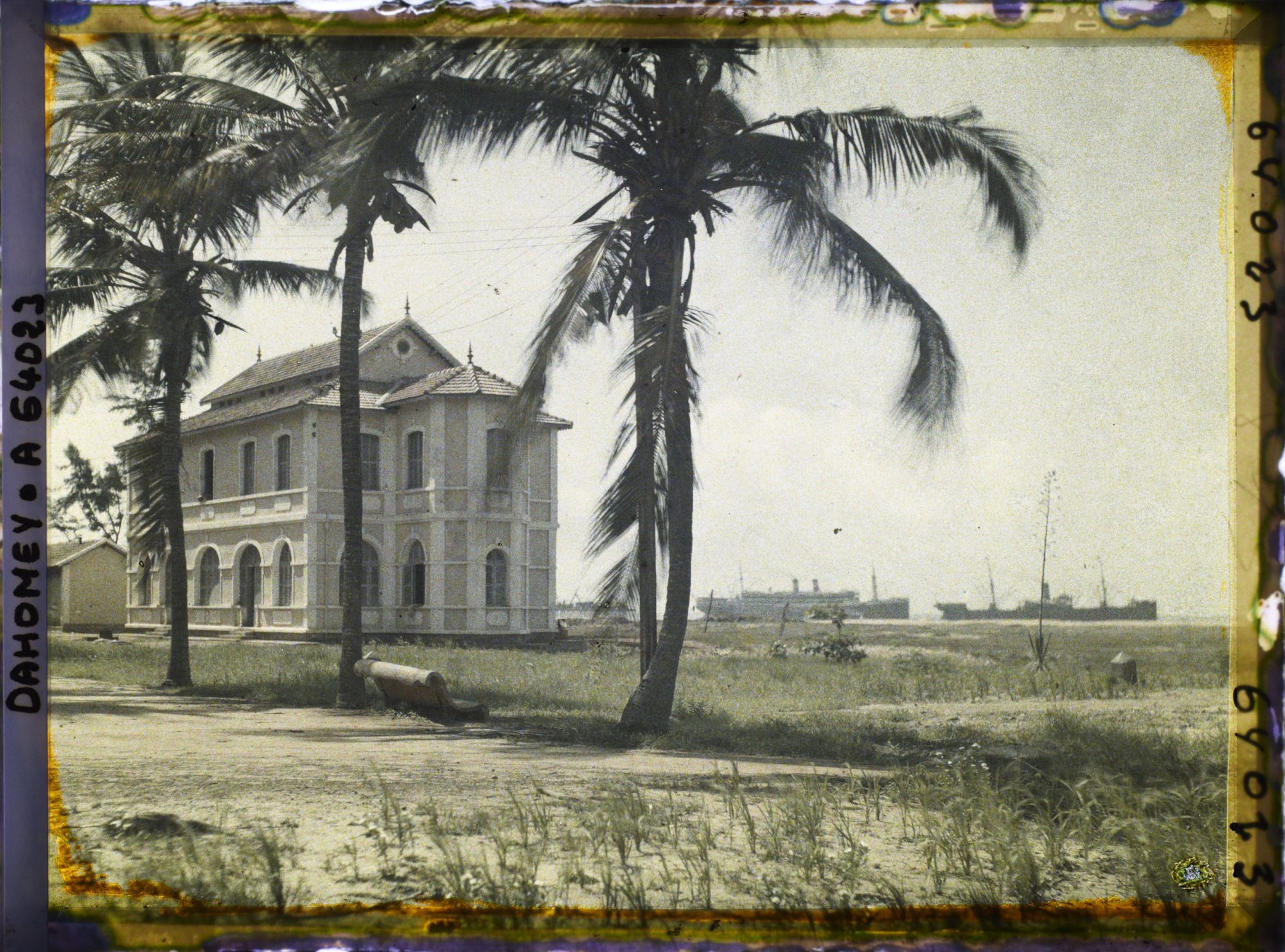 Image représentant Bureaux du port et bateaux arrivant sur le wharf