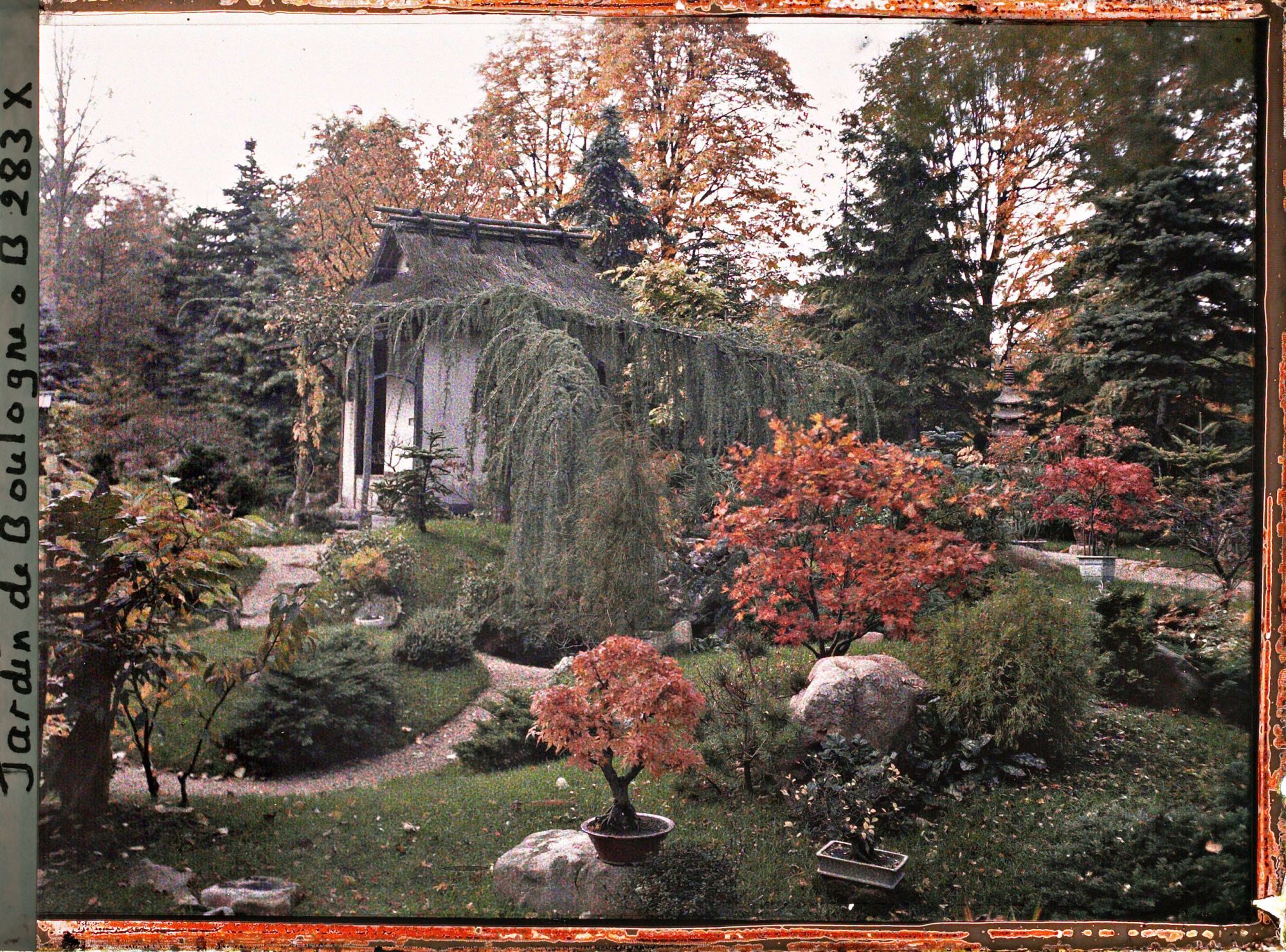 Image représentant Maison de thé dans un décor paysager automnal situé à l'est du " village japonais "