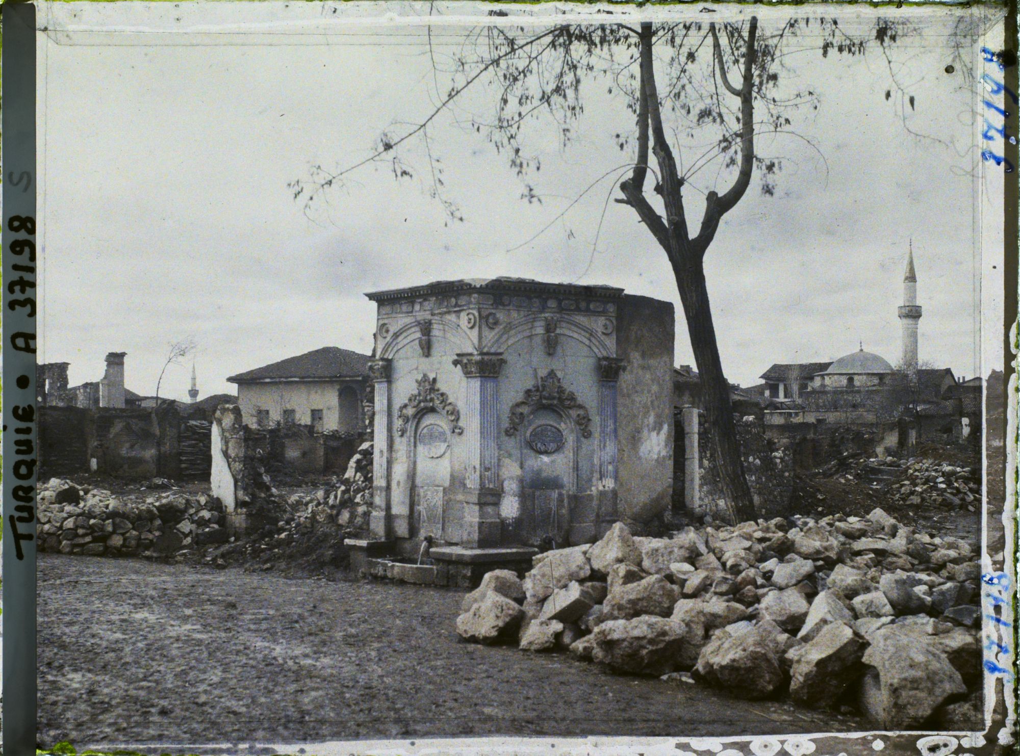 Image représentant Fontaine au milieu de ruines et de bâtiments épargnés