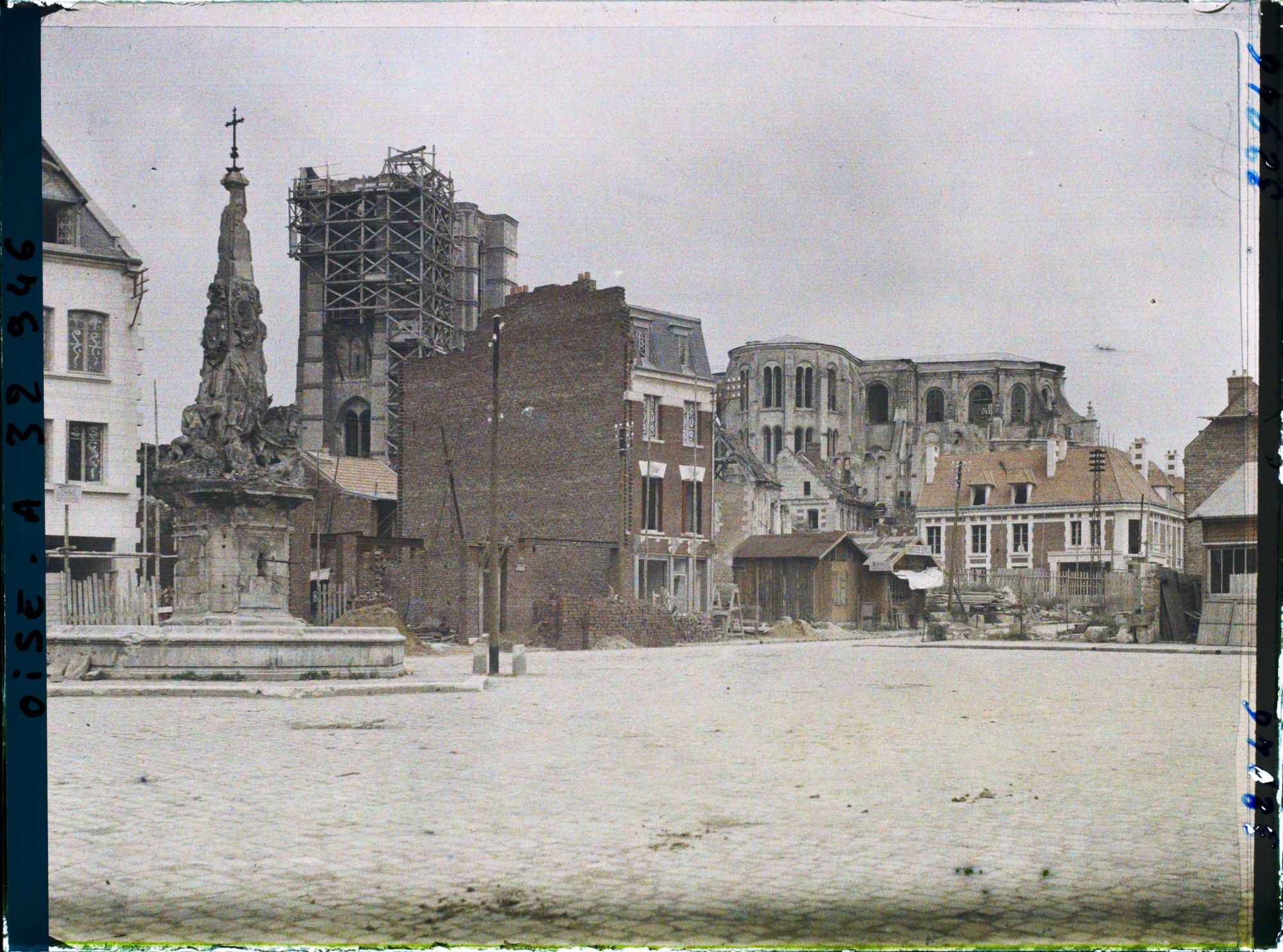 Image représentant France, Noyon, Place de l'Hôtel de Ville vue vers la Cathédrale