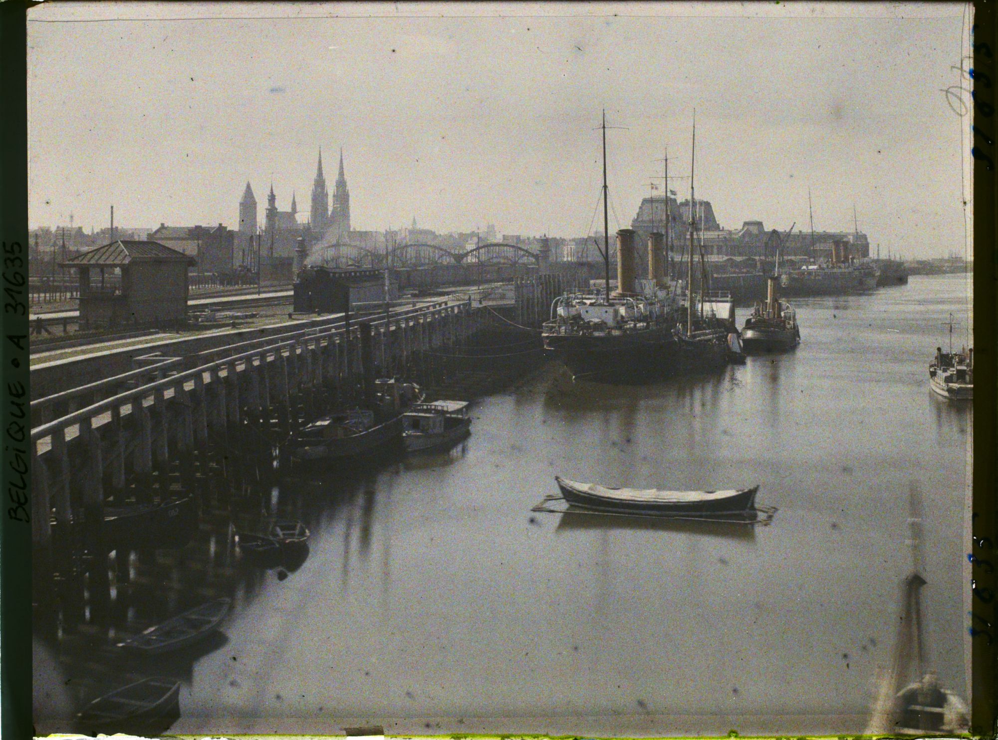 Image représentant Belgique, Ostende, Contre jour sur l'avant port et sur la Gare maritime