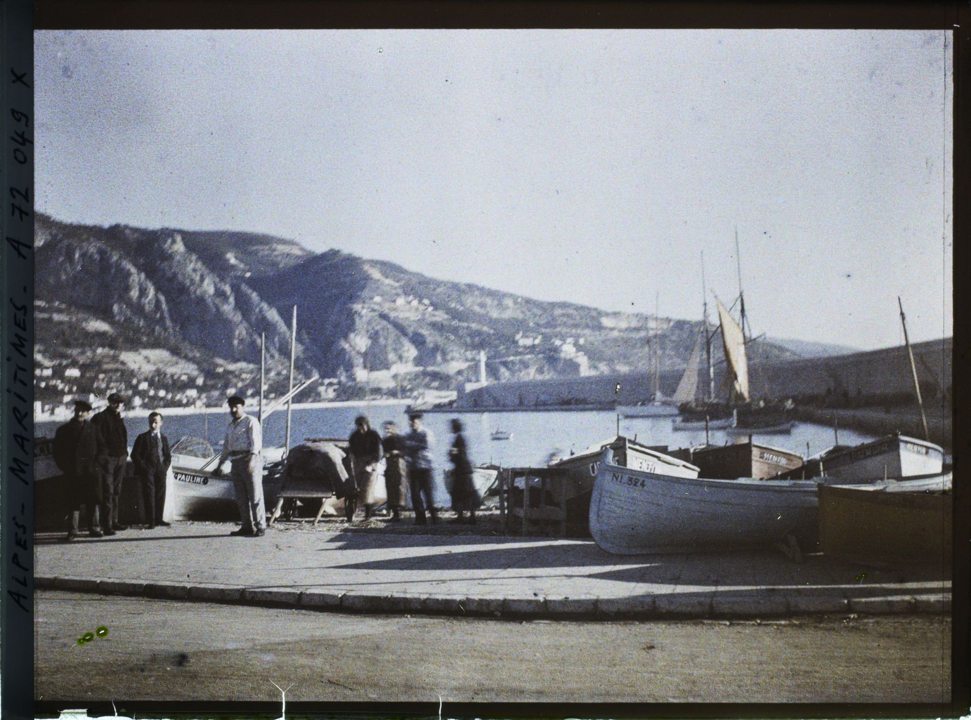 Image représentant Les barques dans le port de Menton