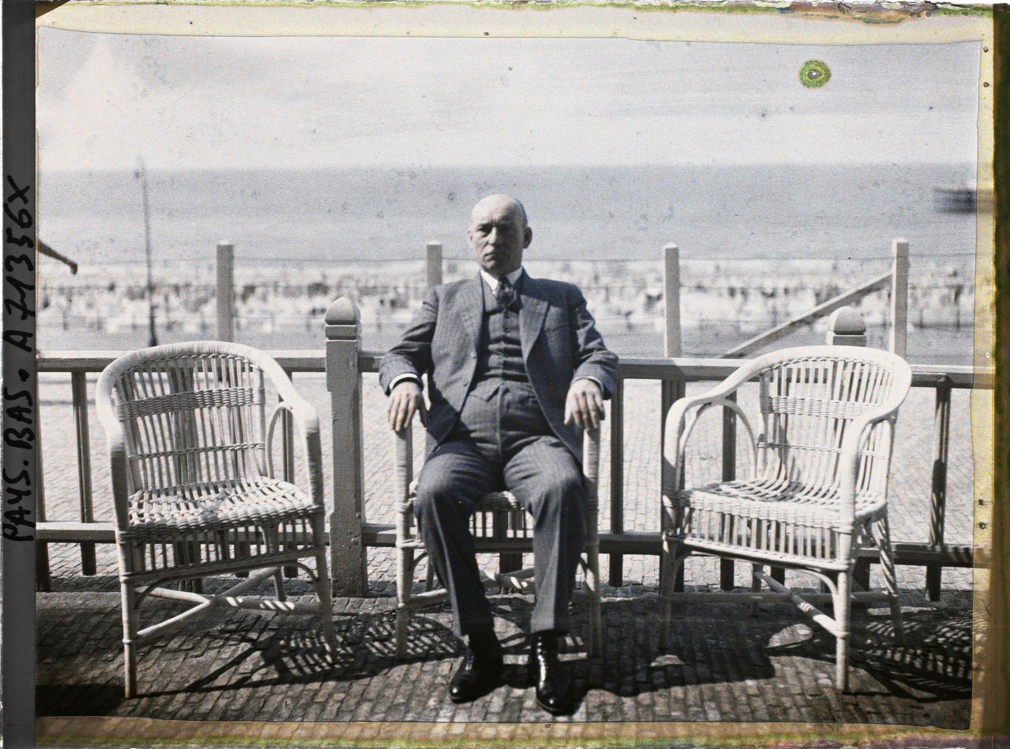 Image représentant Diplomate assis à une terrasse