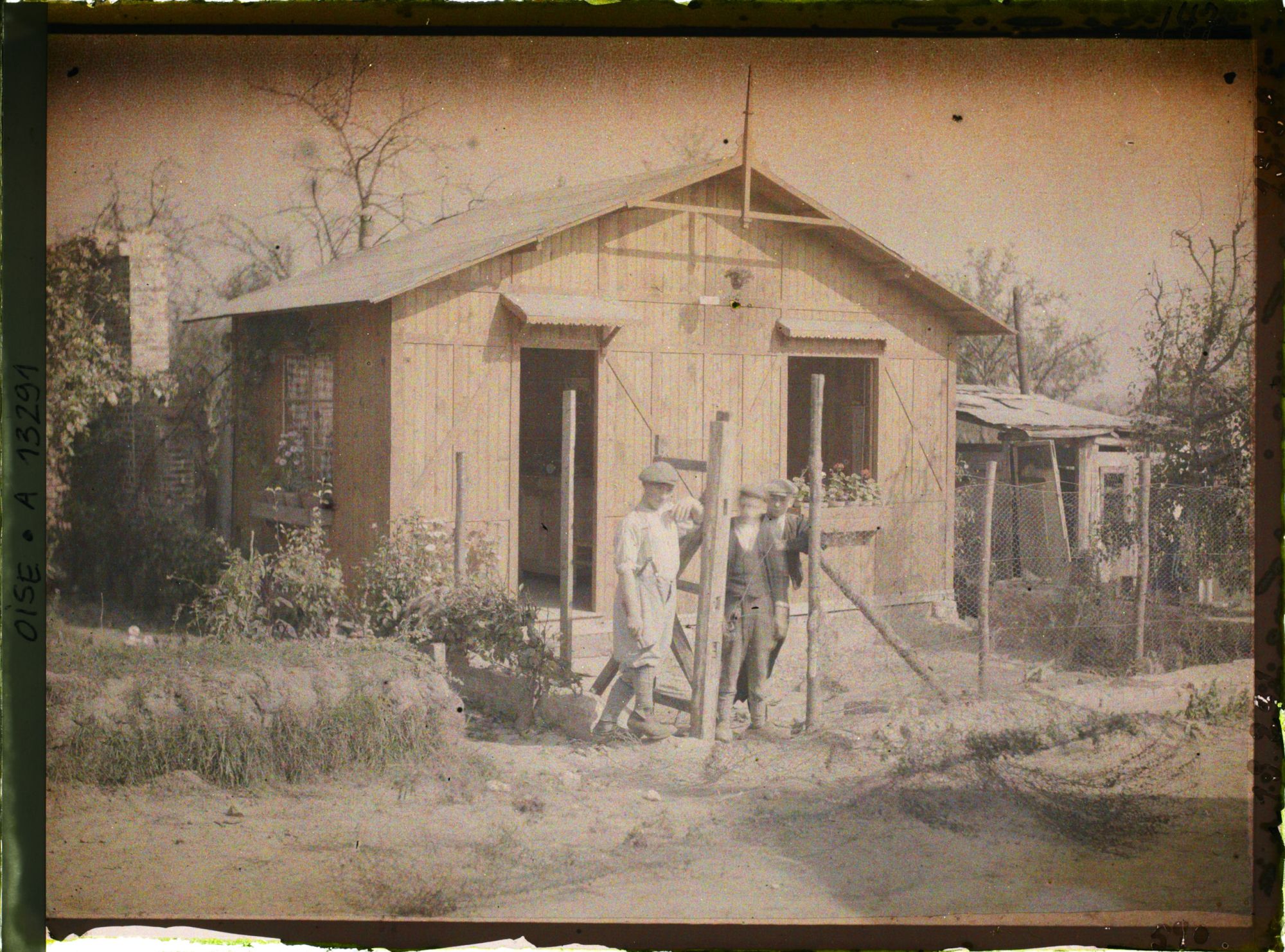 Image représentant France, Maucourt, Maisons de bois remplaçant provisoirement les habitations en ruines