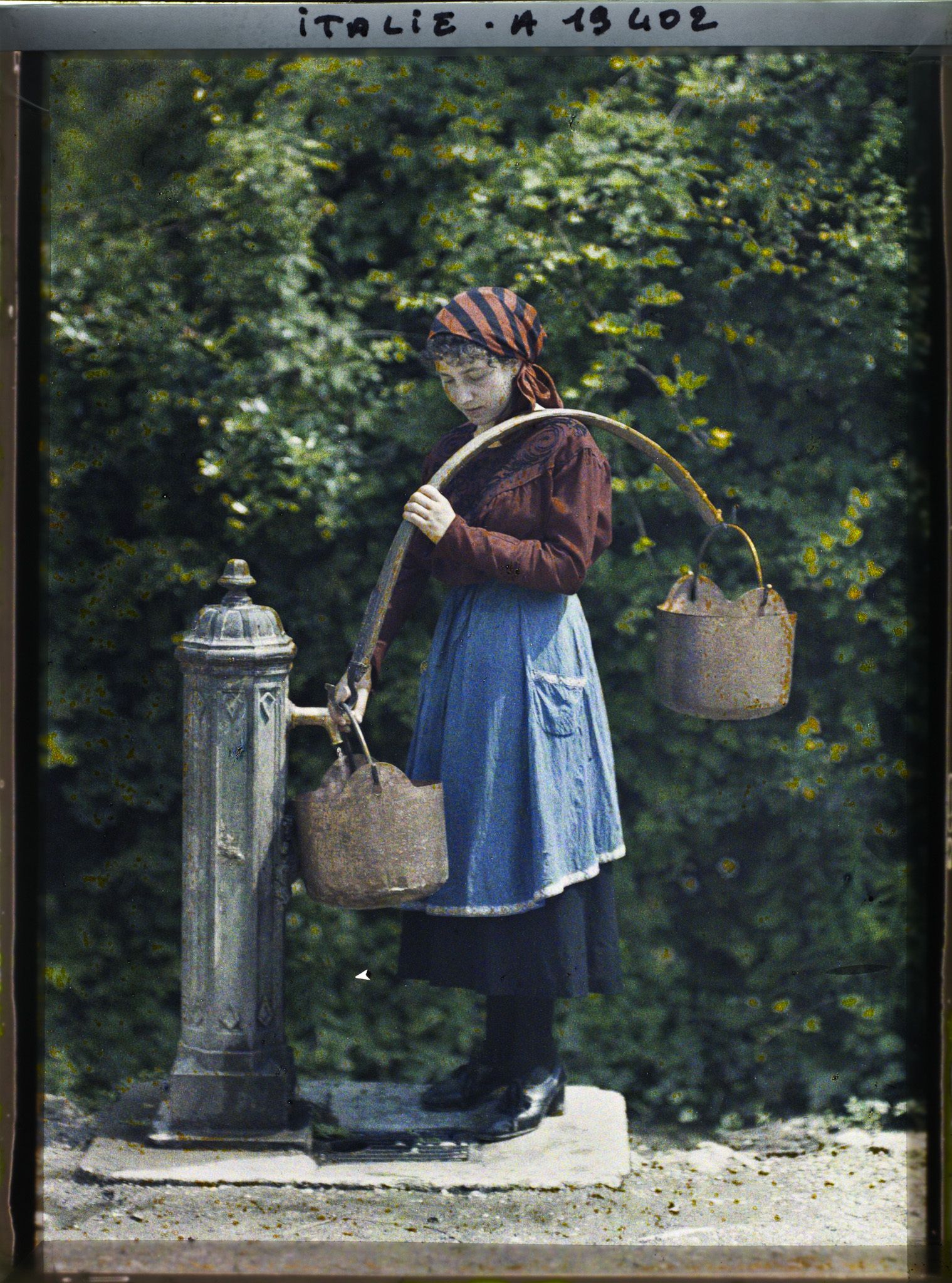 Image représentant Maria Carmignato (?) à la fontaine