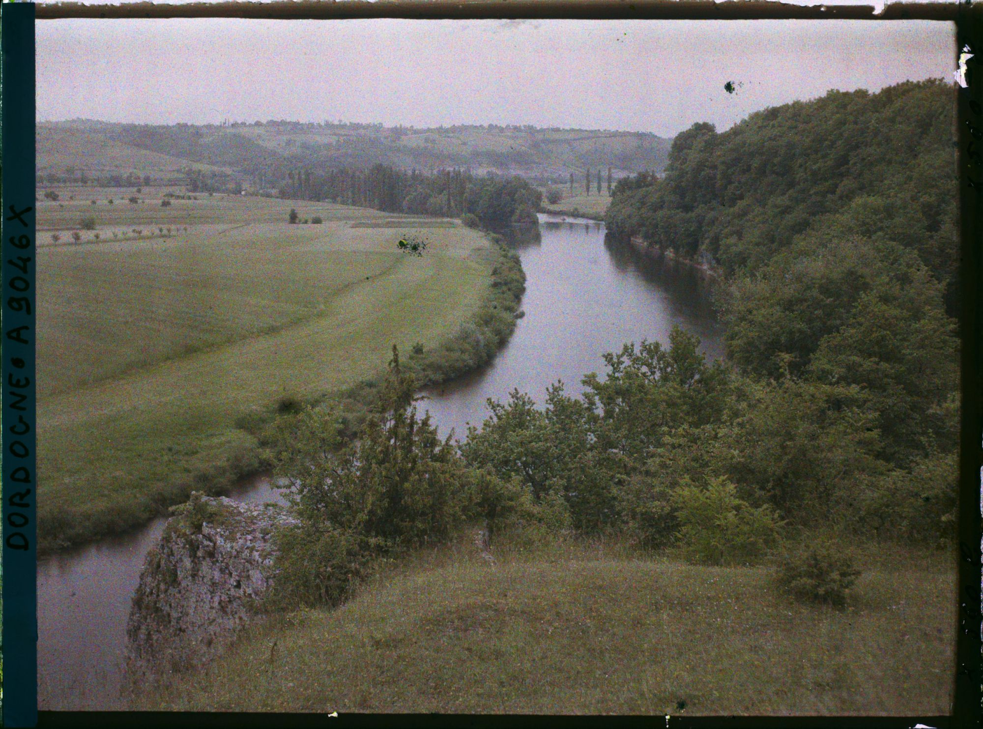 Image représentant Périgord, Le Bugue, Les bords de la Dordogne pris du même endroit que la précédente
