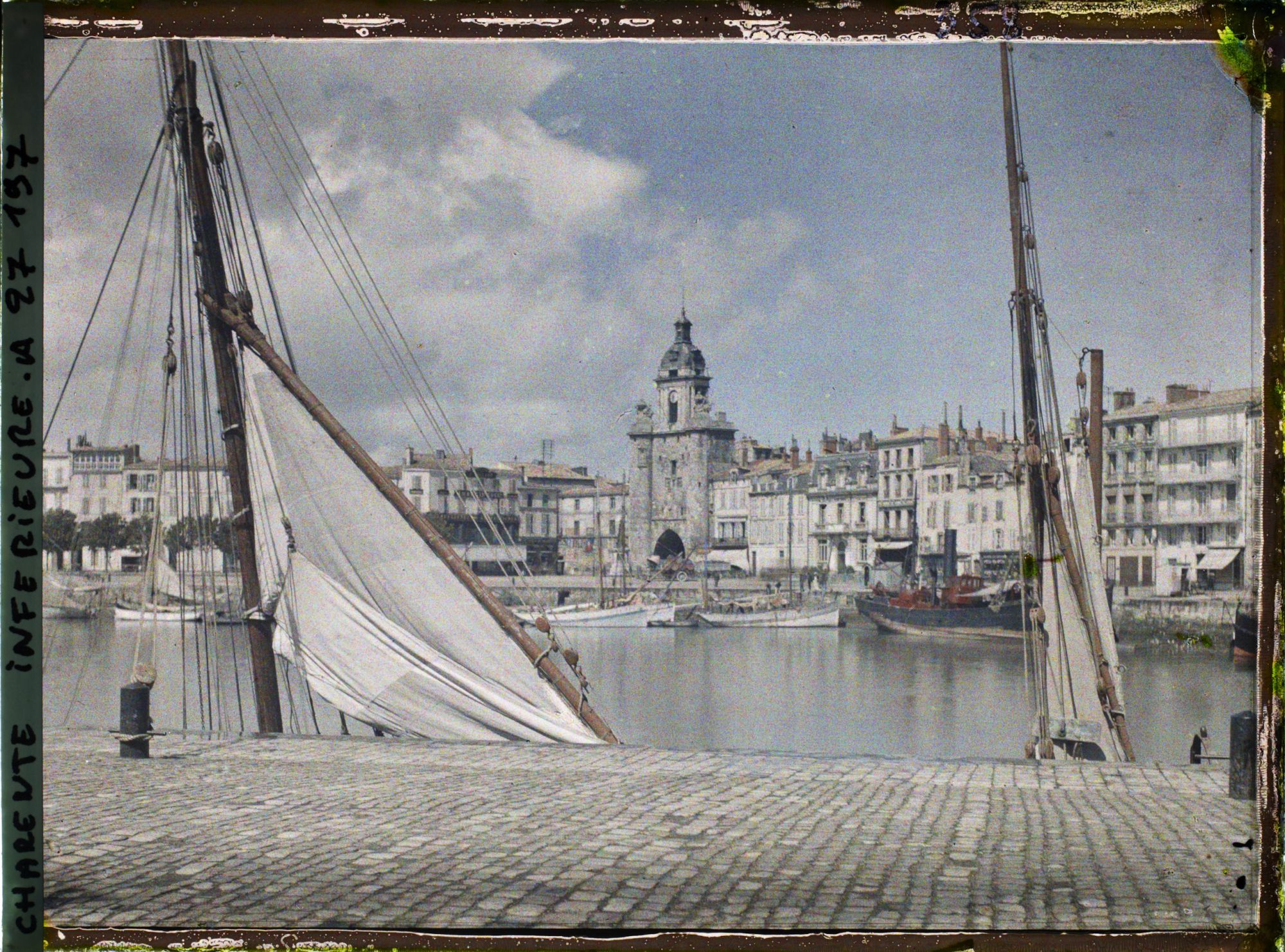 Image représentant Le port, au fond la Tour de l'Horloge