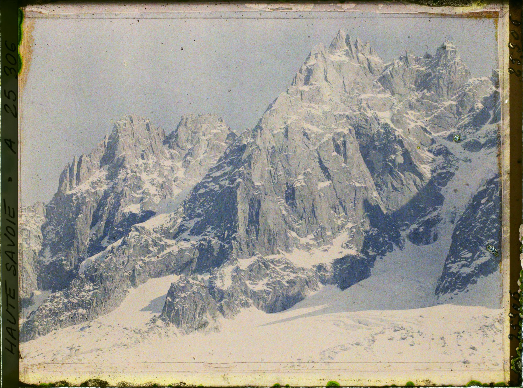 Image représentant France Les Alpes, Le Plan de l'aiguille, l'aige de Charmoz, le Grépon, l'aige de Blaitière et l'aige du Fou