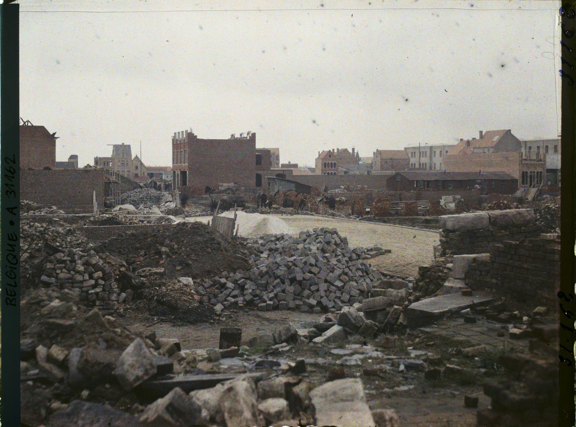 Image représentant Belgique, Ypres, Pavage d'une rue et reconstruction