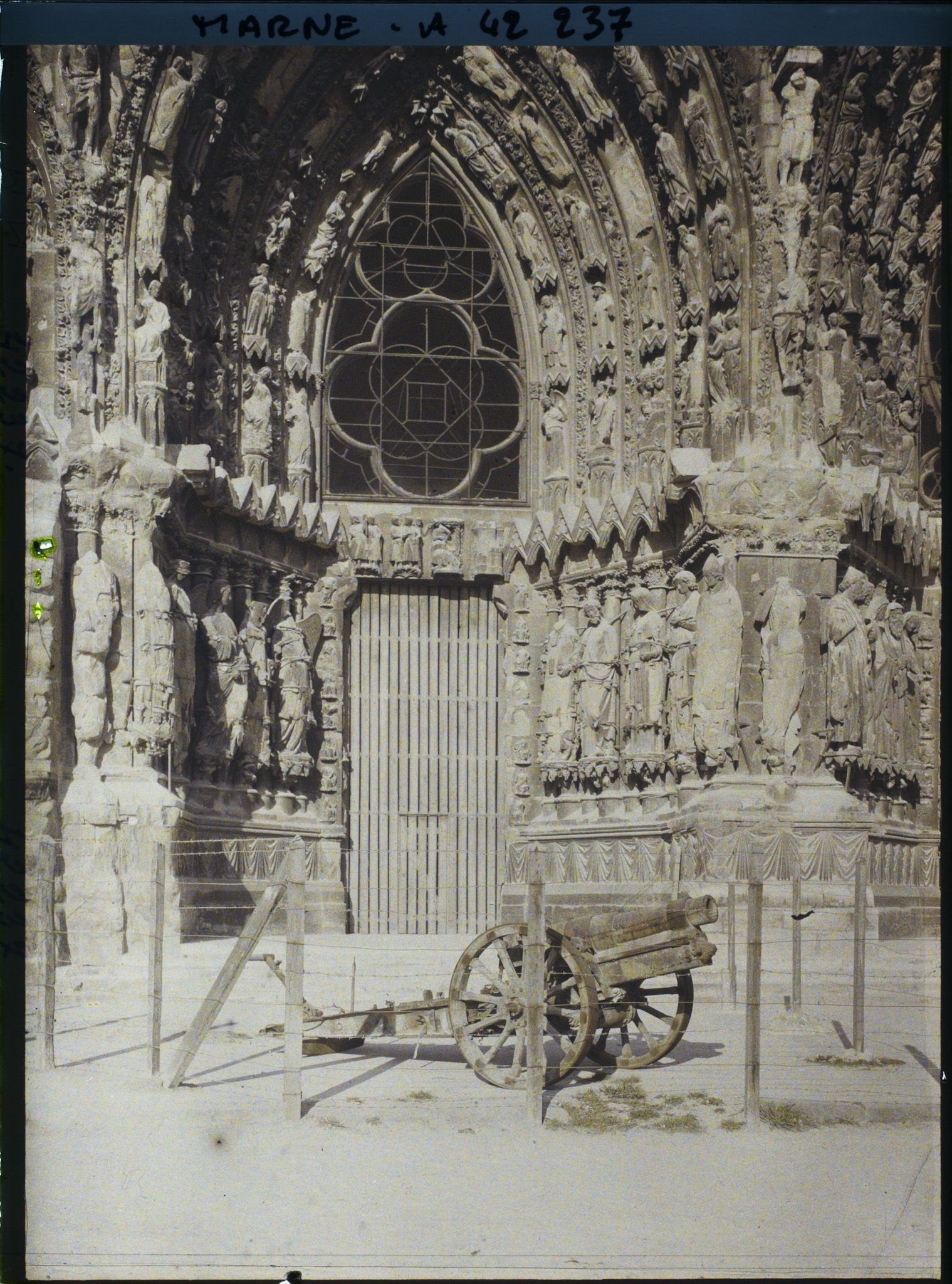 Image représentant France, Reims, Ligatures pour protéger les Statues des Saints (Cathédrale), portail gauche de la façade