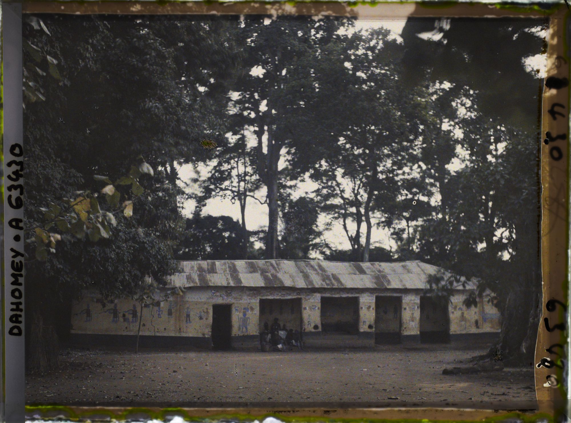 Image représentant Case du fétiche Homgbo (?) adossée à l'enclos sacré