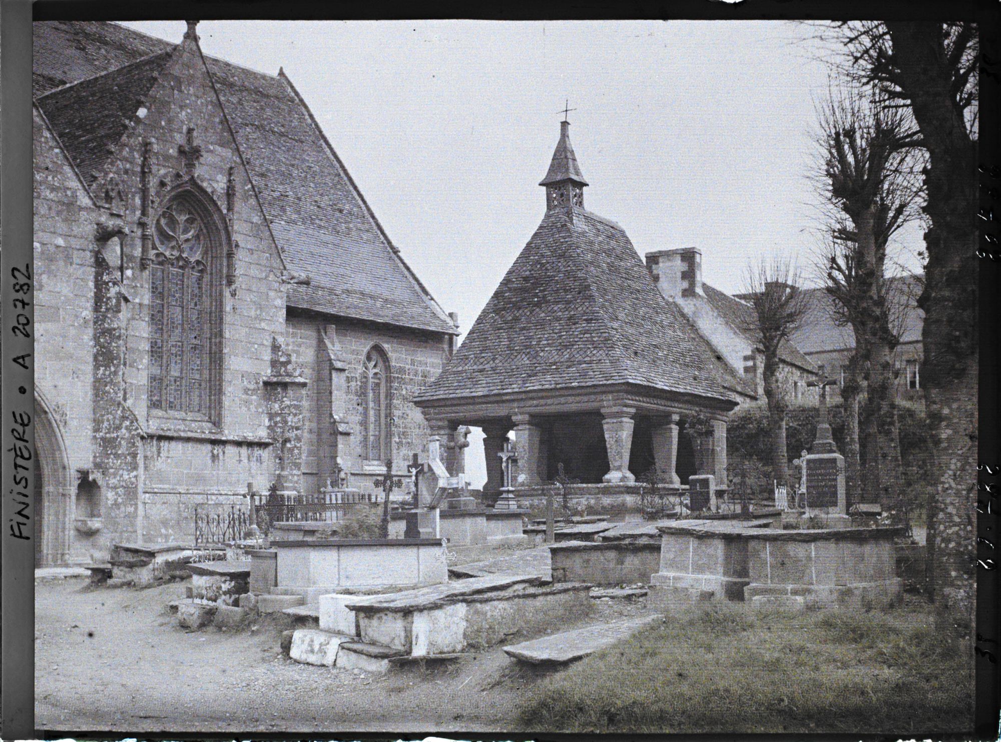 Image représentant A l'intérieur de l'enclos paroissial, l'église Saint-Jean-du-Doigt, le cimetière et l'oratoire