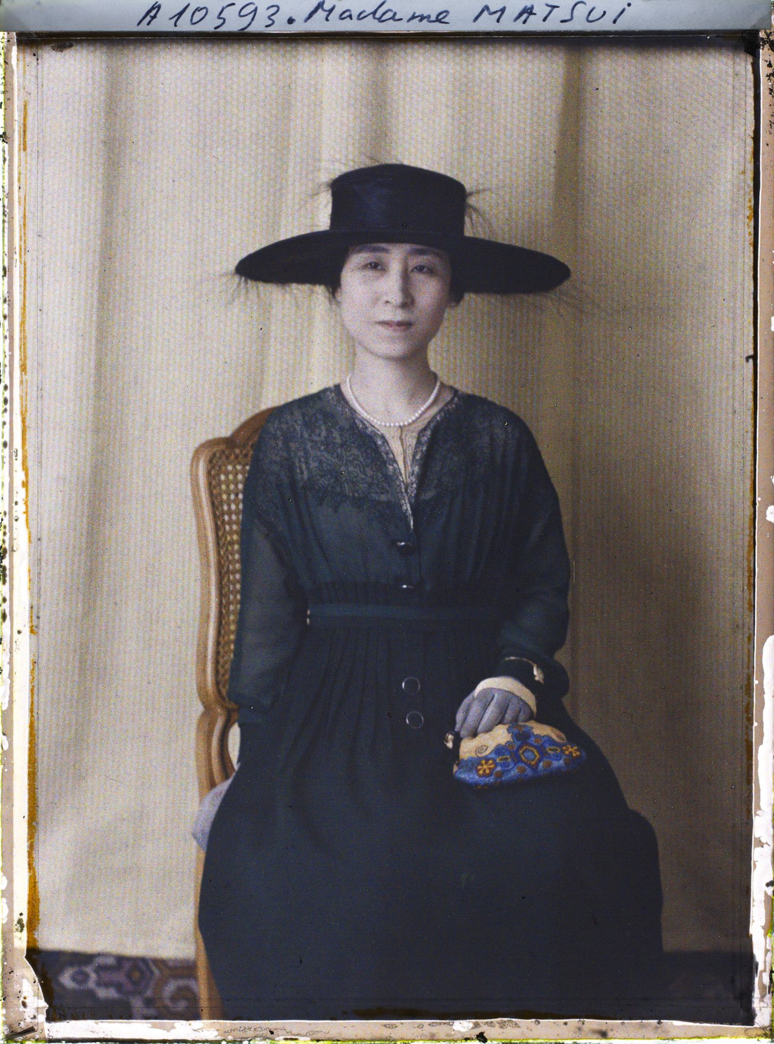 Image représentant https://musee-albert-kahn.s-museum.fr/home/NWQ2OTAwYzNmYjZlZTk1ZWQwODJmMjY4L2dlbmVyaWMtbm90aWNlLXRhYi9hdXRob3JpdHkvNjE3YTc5ZjVjZjhiODk2OGIzMzM3ZDIx/5d6900c3fb6ee95ed082f268/generic-notice-tab/authority/617a79ebcf8b8968b333735d Madame Keishiro Matsui