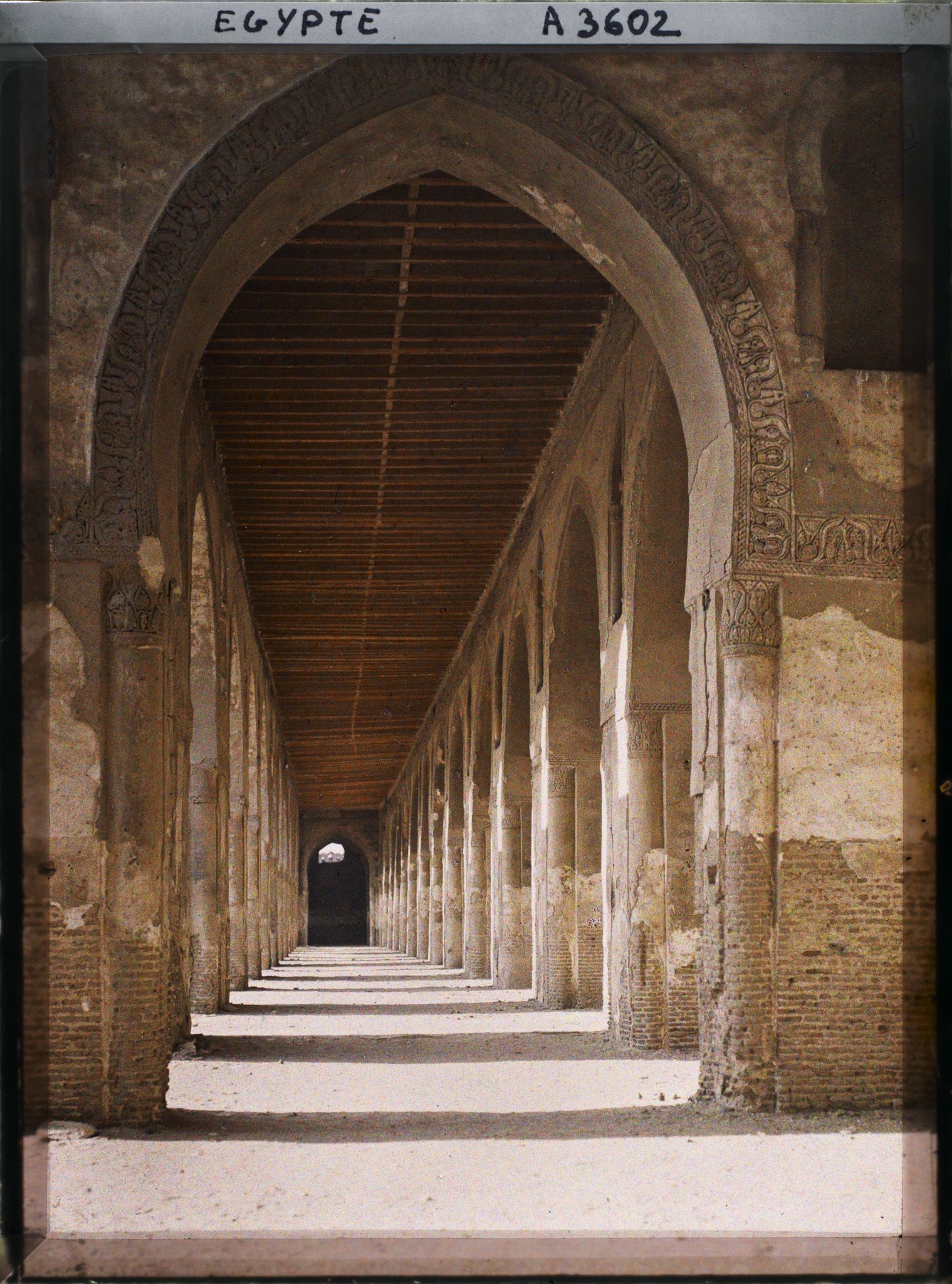 Image représentant Couloir longeant la cour intérieure de la mosquée d'Ibn Tûlûn