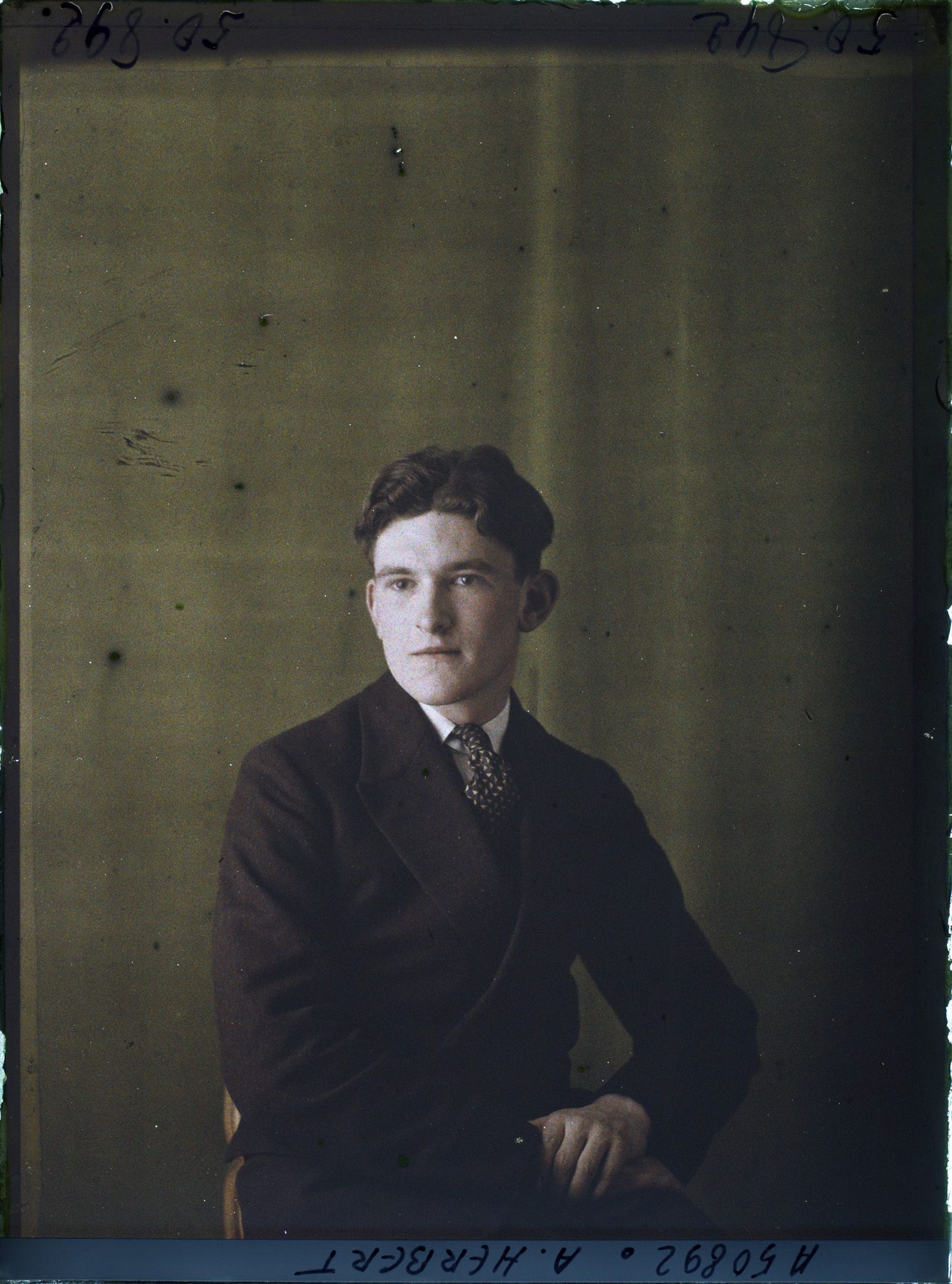 Image représentant Monsieur  https://musee-albert-kahn.s-museum.fr/home/NWQ2OTAwYzNmYjZlZTk1ZWQwODJmMjY4L2dlbmVyaWMtbm90aWNlLXRhYi9hdXRob3JpdHkvNjE3YTc5ZjVjZjhiODk2OGIzMzM3ZDIx/5d6900c3fb6ee95ed082f268/generic-notice-tab/authority/617a79ebcf8b8968b3336ef5 A. Herbert