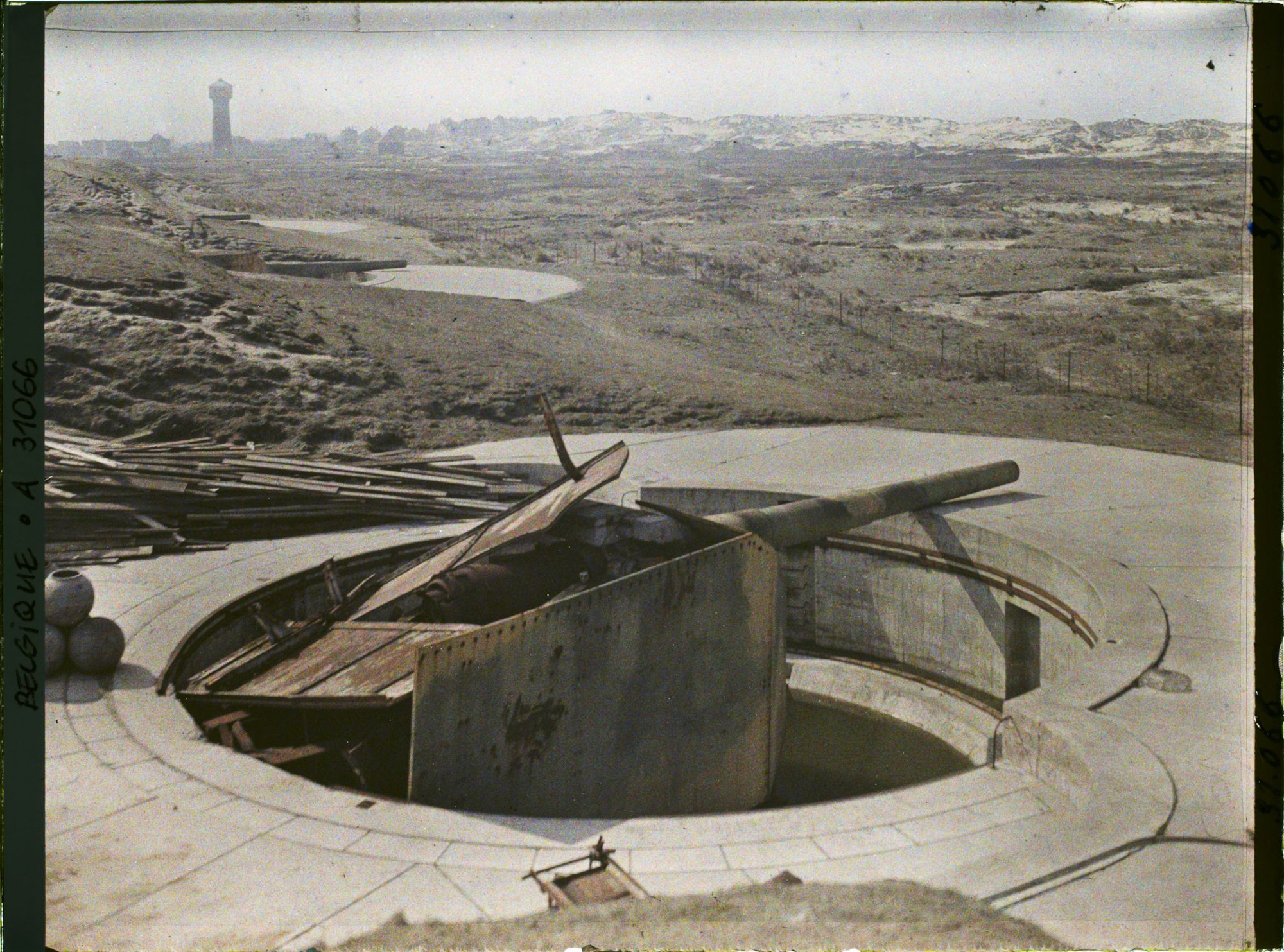 Image représentant Belgique, Knocke, Les 3 pièces de gauche de la Batterie; au fond Duinbergen